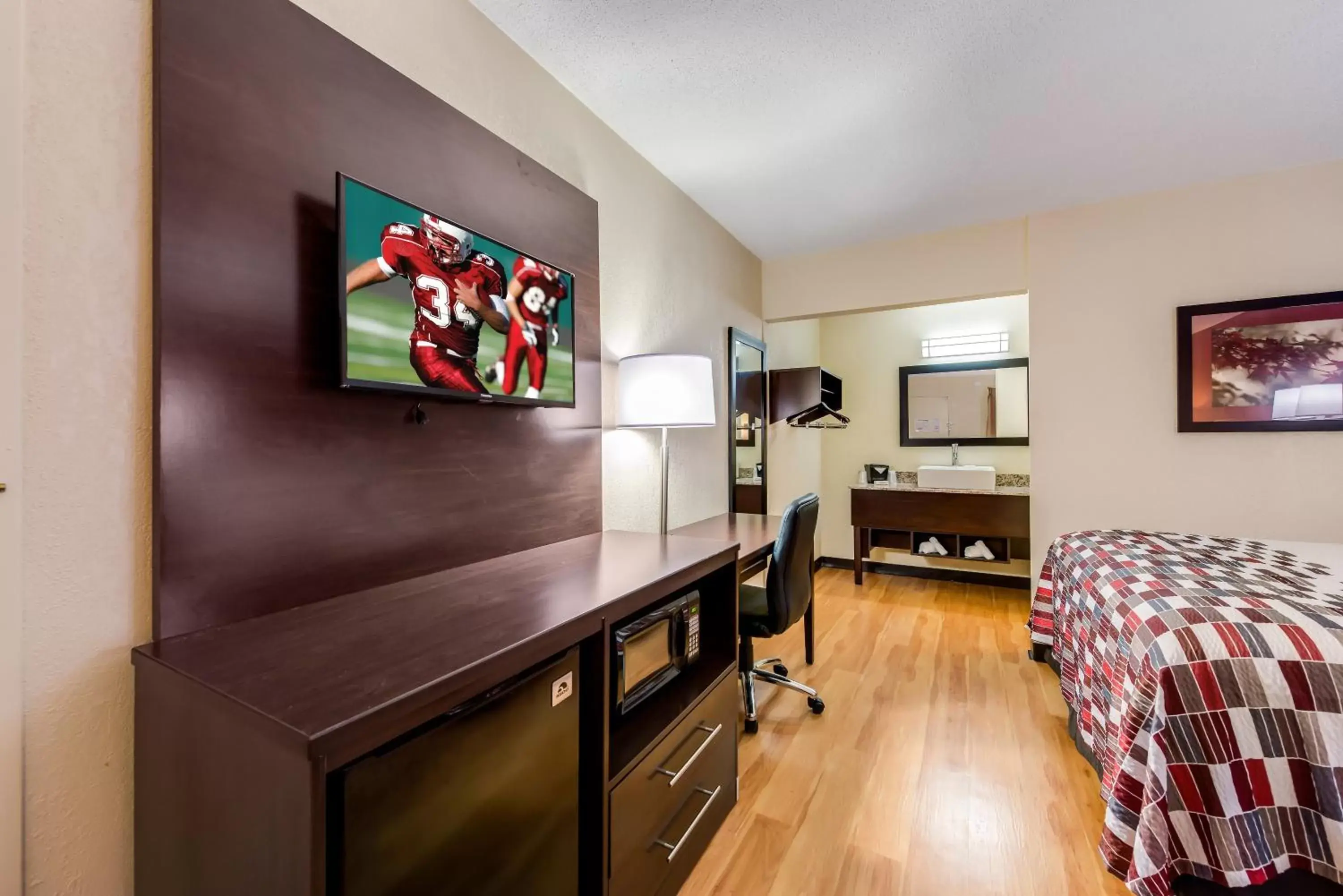 Photo of the whole room, Bed in Red Roof Inn Marion, IN Photo of the whole room, Bed in Red Roof Inn Marion, IN