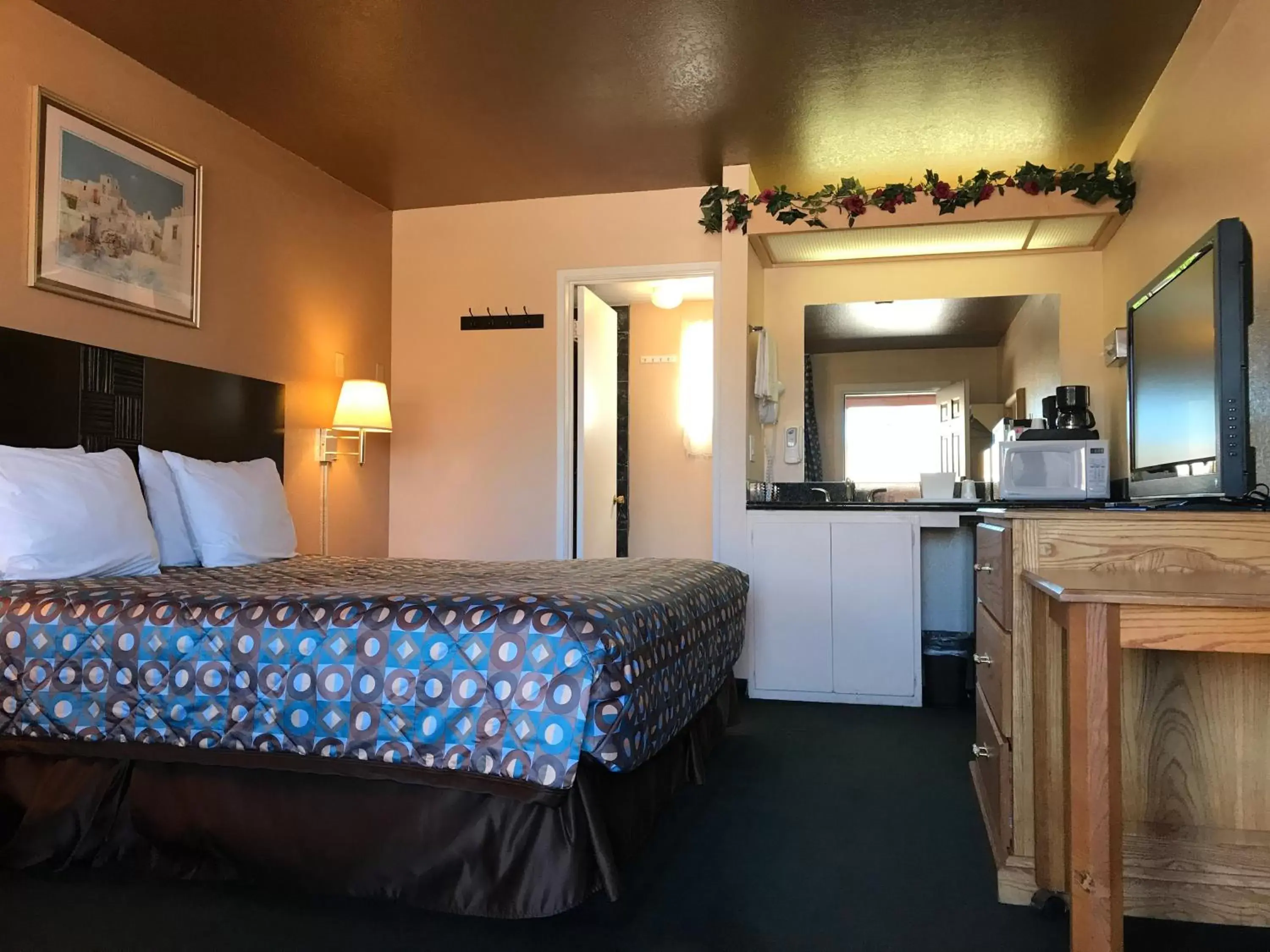 Photo of the whole room, Bed in Rim Country Inn