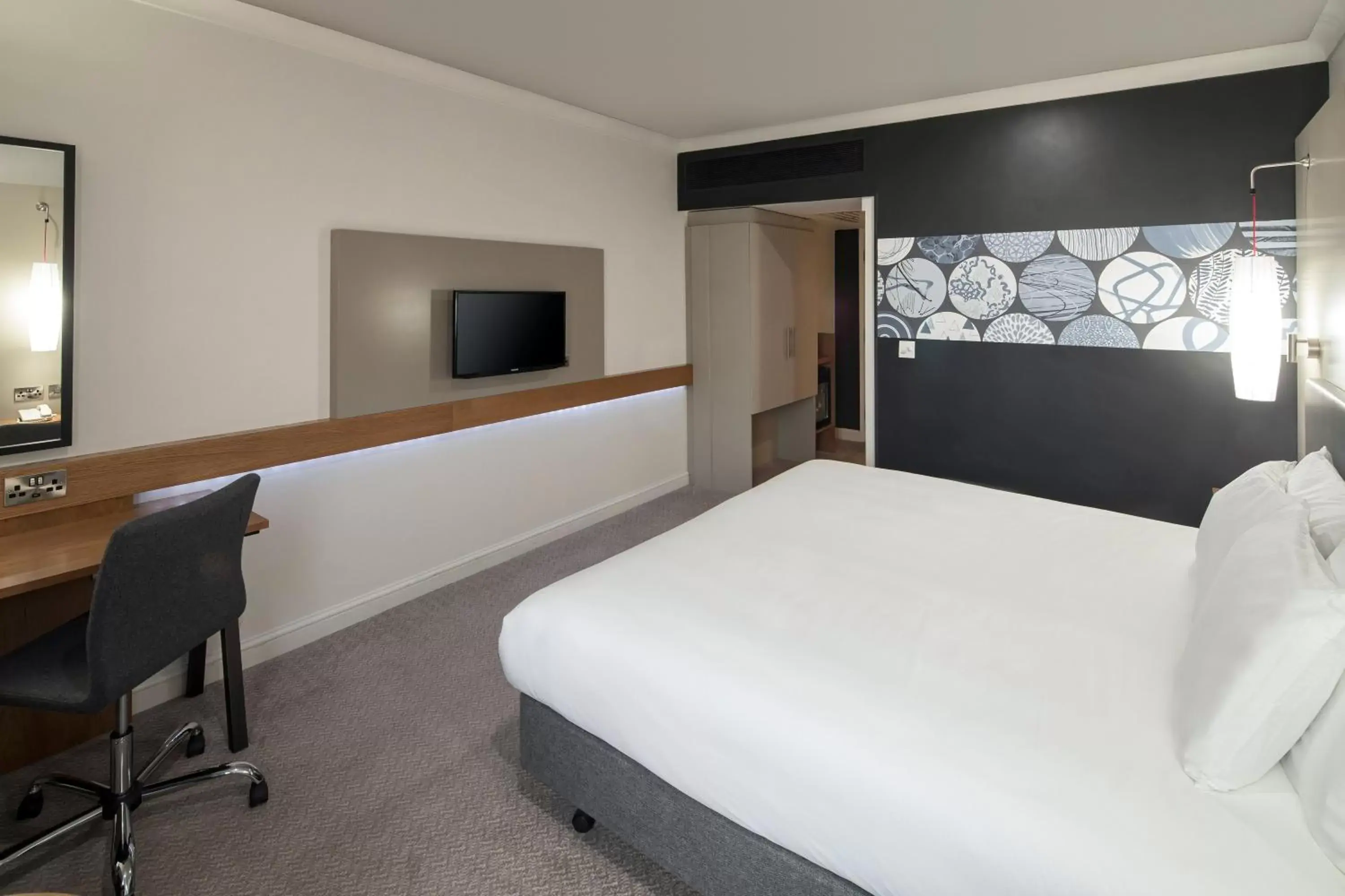 Bedroom, Bed in Crowne Plaza Stratford-upon-Avon, an IHG Hotel