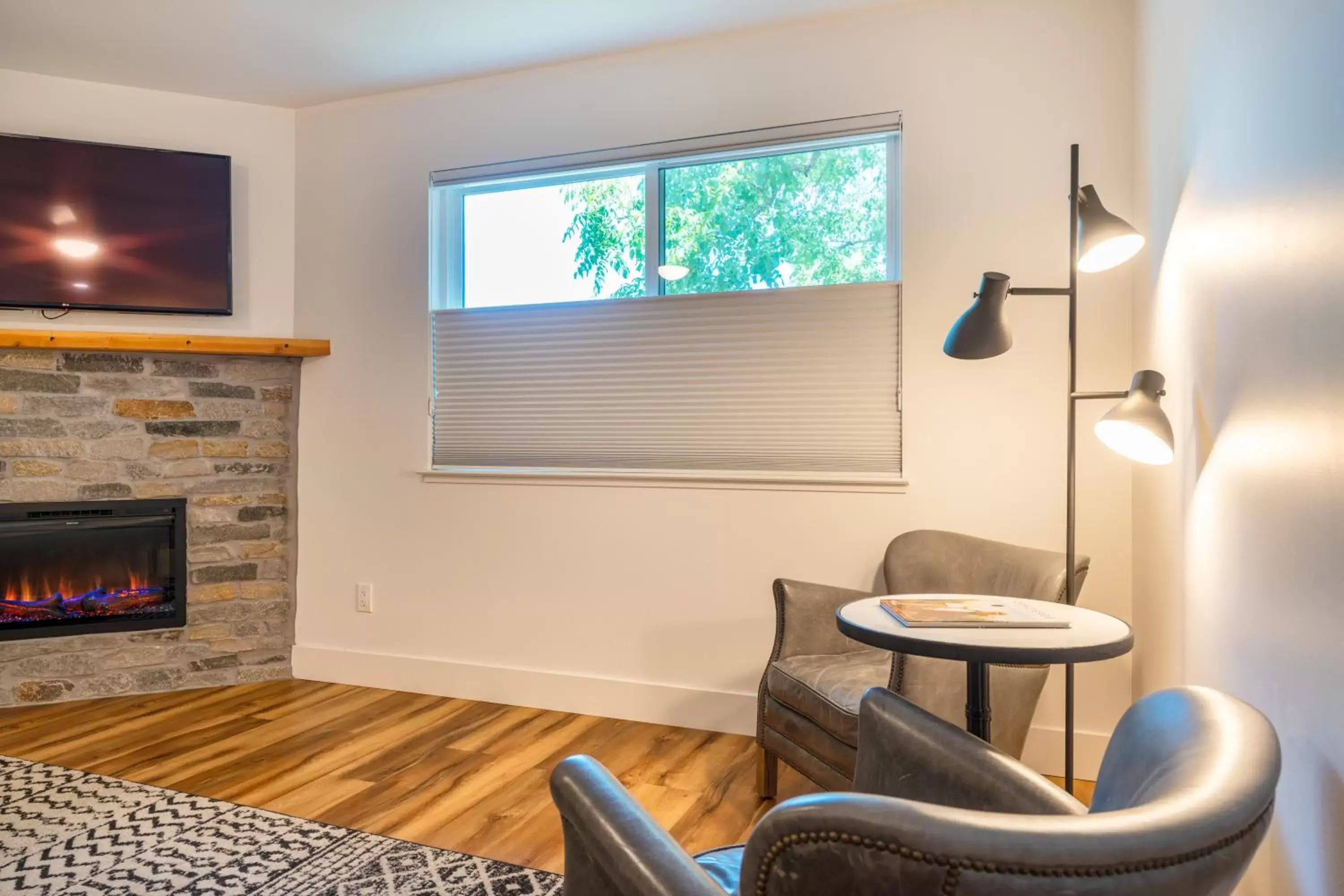 Seating area, TV/Entertainment Center in The Inn on Pine