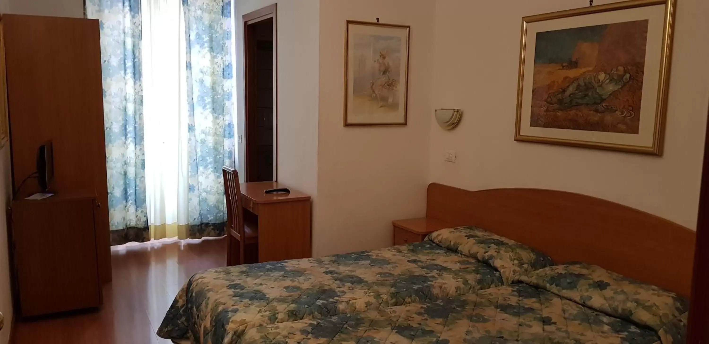 Bed in Hotel Tirreno