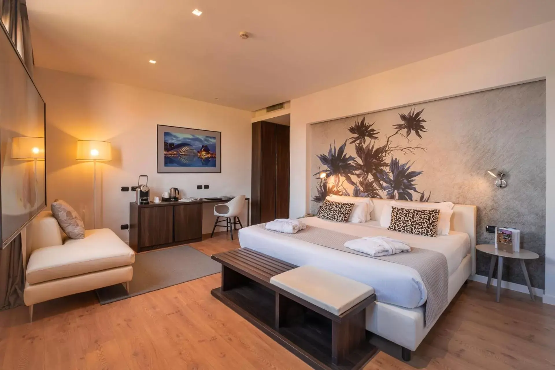 Shower, Bed in Savhotel Aemilia Bologna Shower, Bed in Savhotel Aemilia Bologna