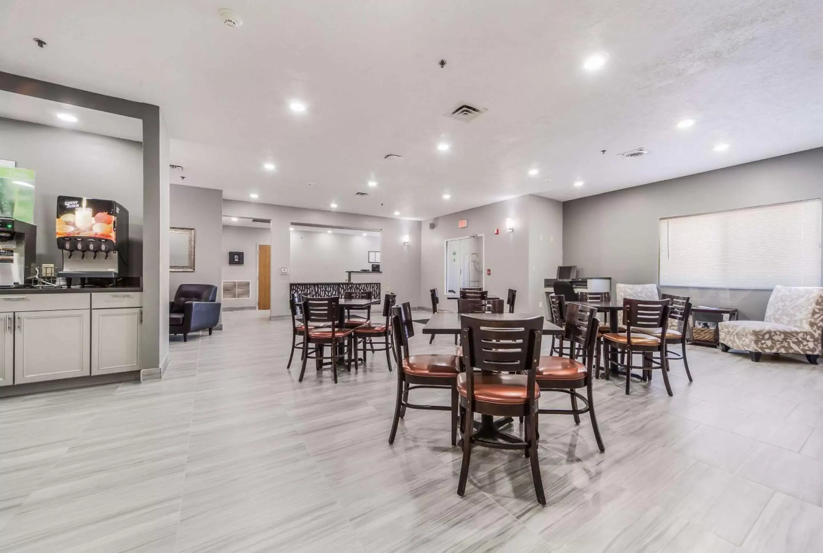 Lobby or reception, Restaurant/Places to Eat in Quality Inn & Suites West Omaha - NE Linclon