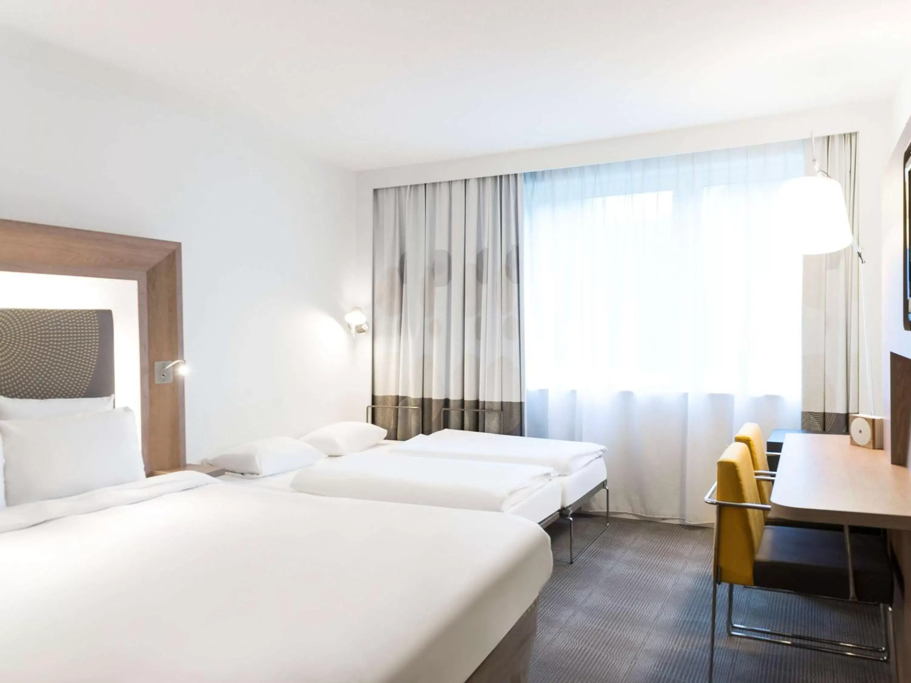 Property building, Bed in Novotel Brussels Airport