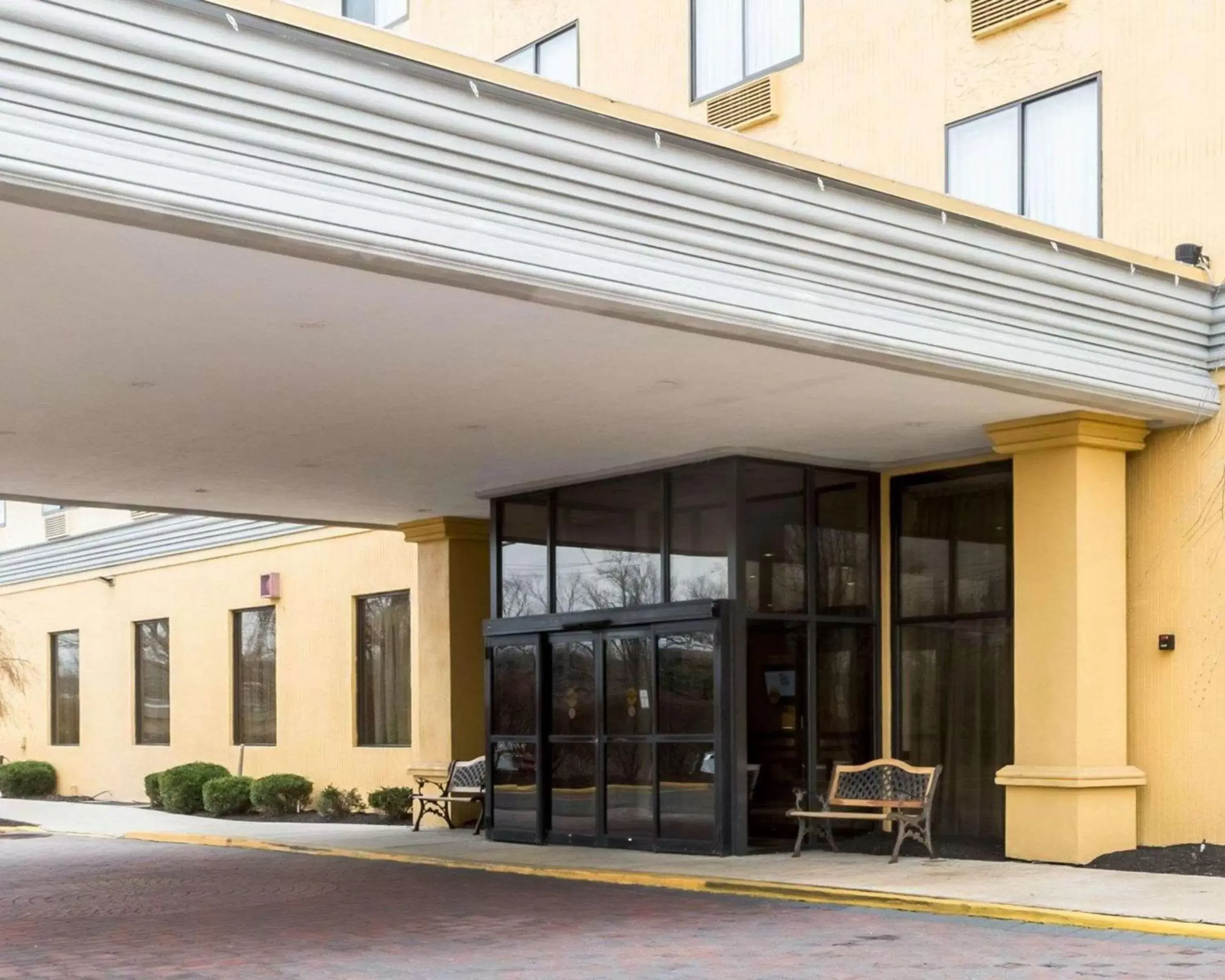 Property building in Clarion Hotel Somerset - New Brunswick