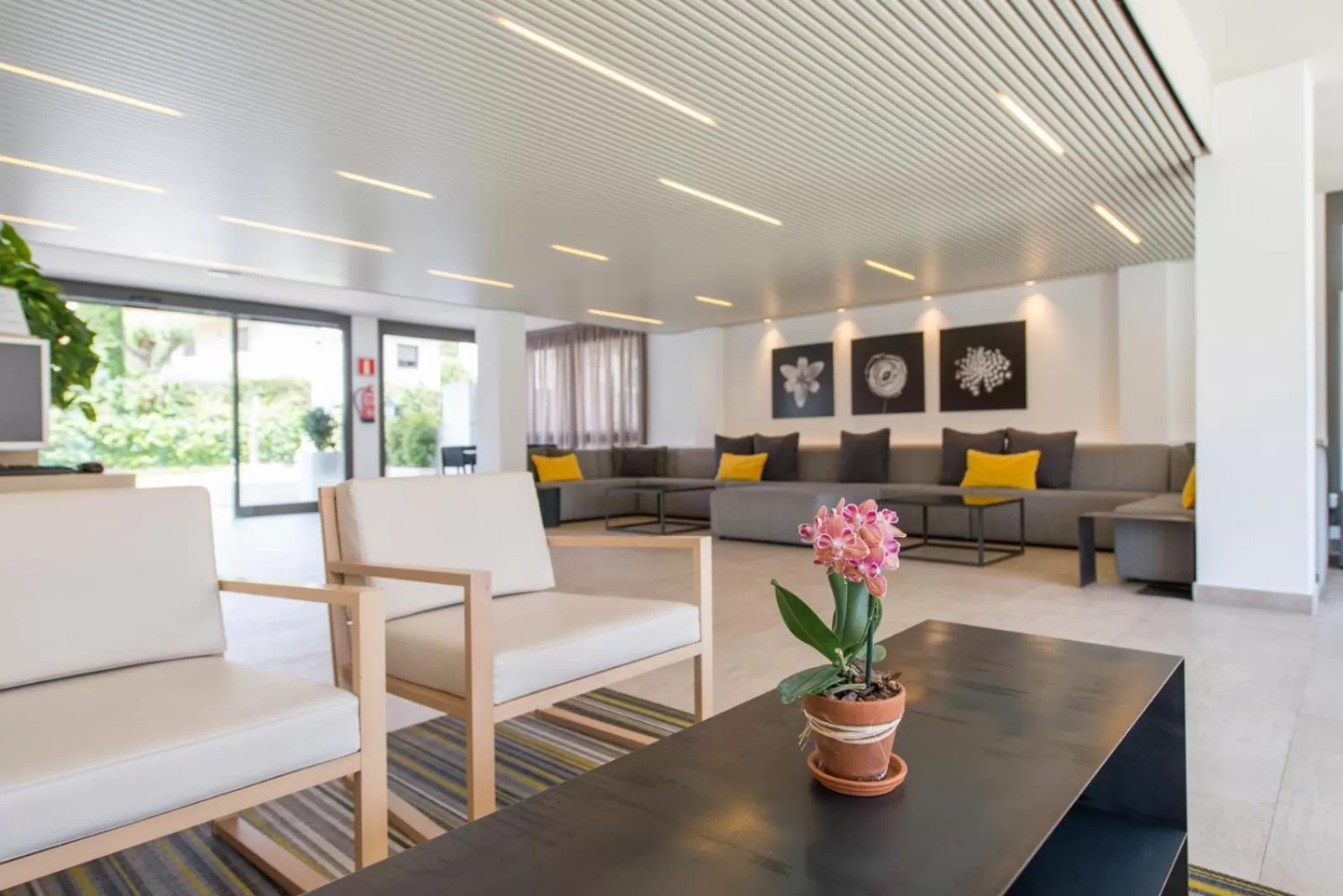Lobby or reception in Atenea Park Suites & Apartments