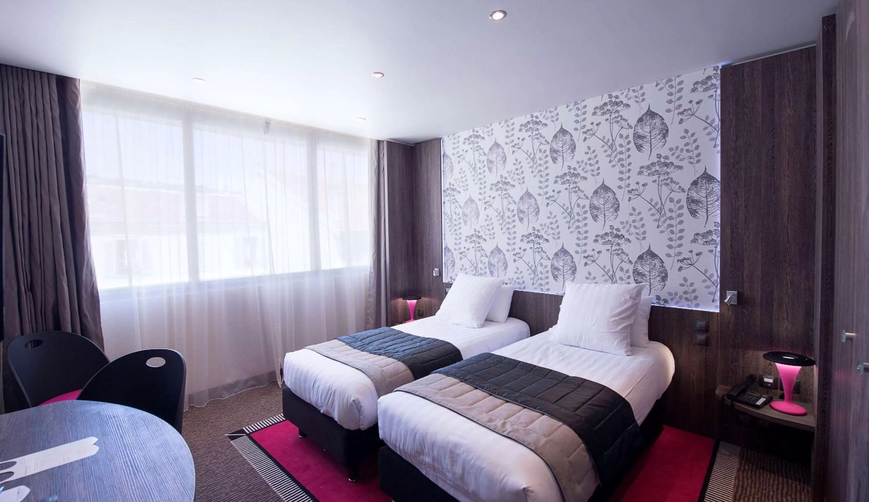 Bed in Best Western Premier Le Patio des Artistes Wellness Jacuzzi