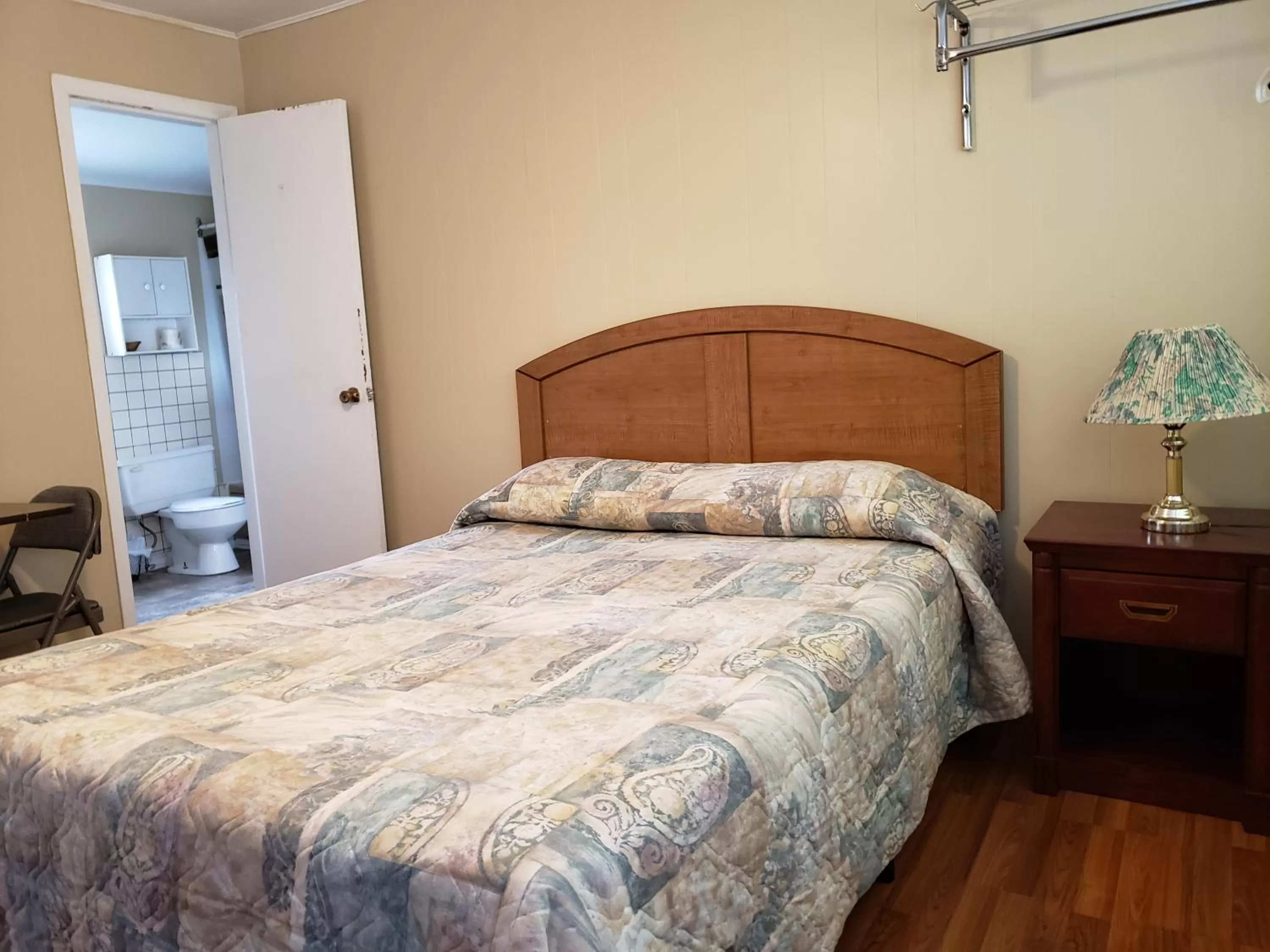 Photo of the whole room, Bed in Regent Motel