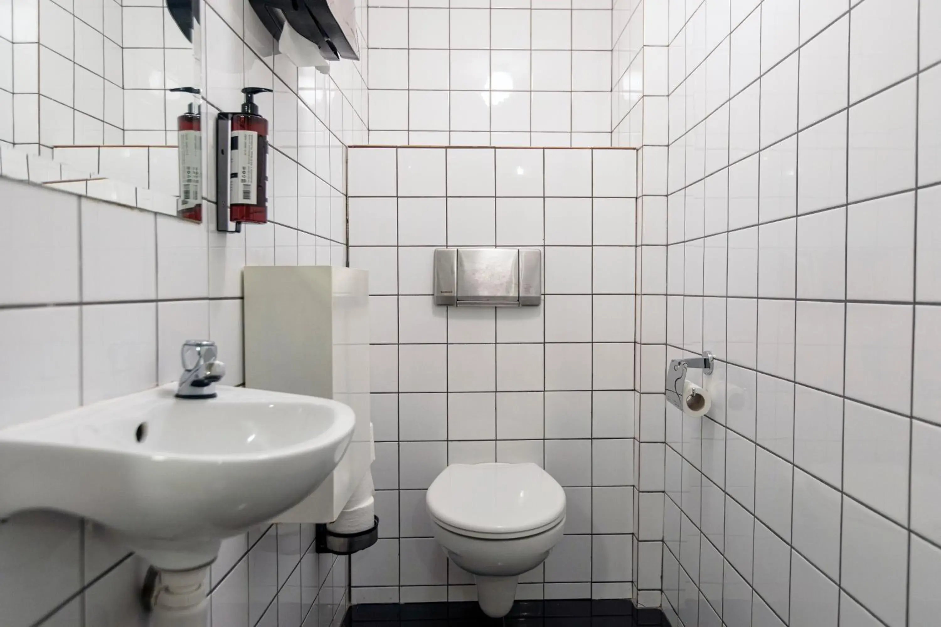 Toilet, Bathroom in Quentin Arrive Hotel