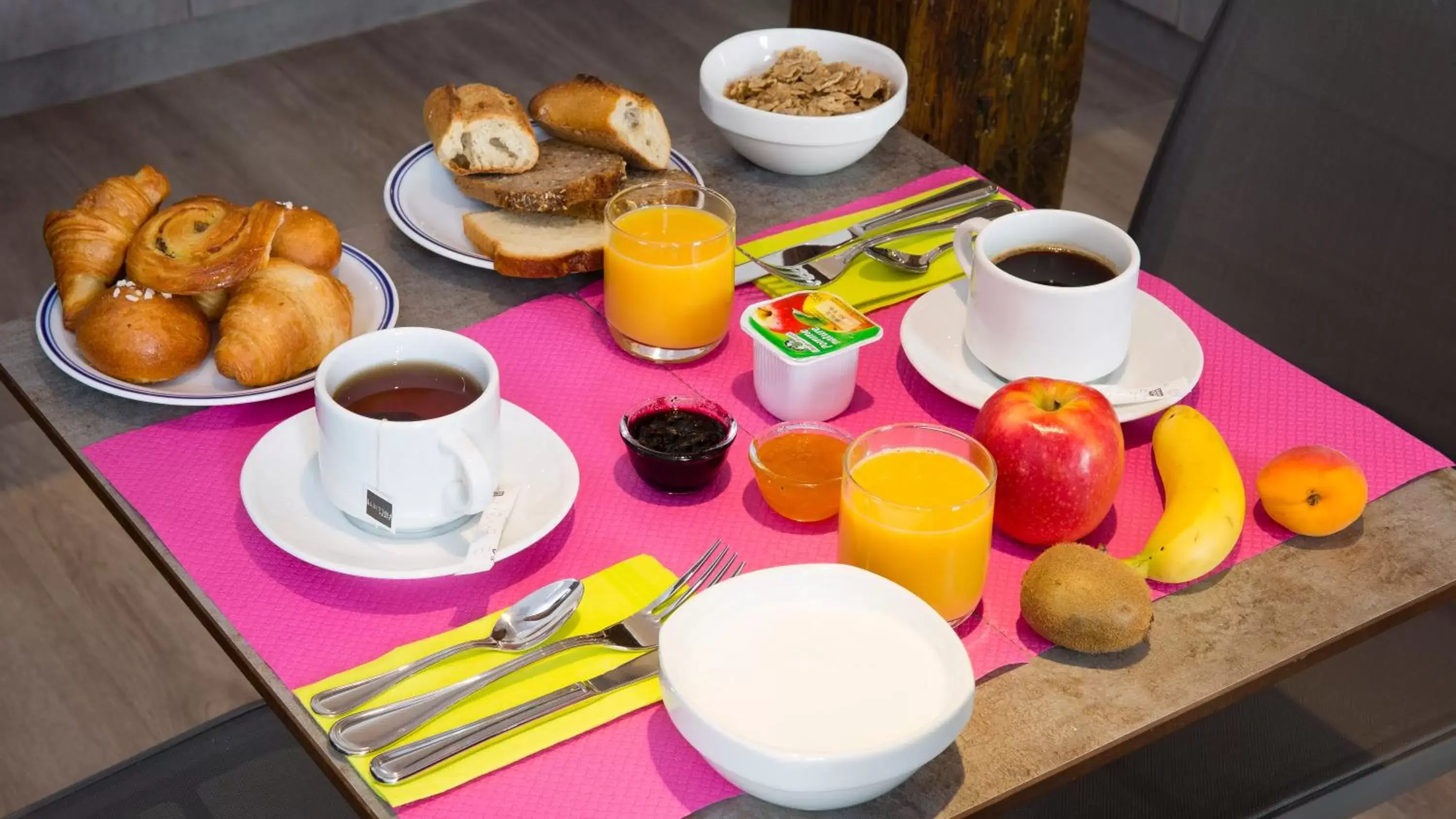 Buffet breakfast, Breakfast in Hôtel du Plat d'Etain