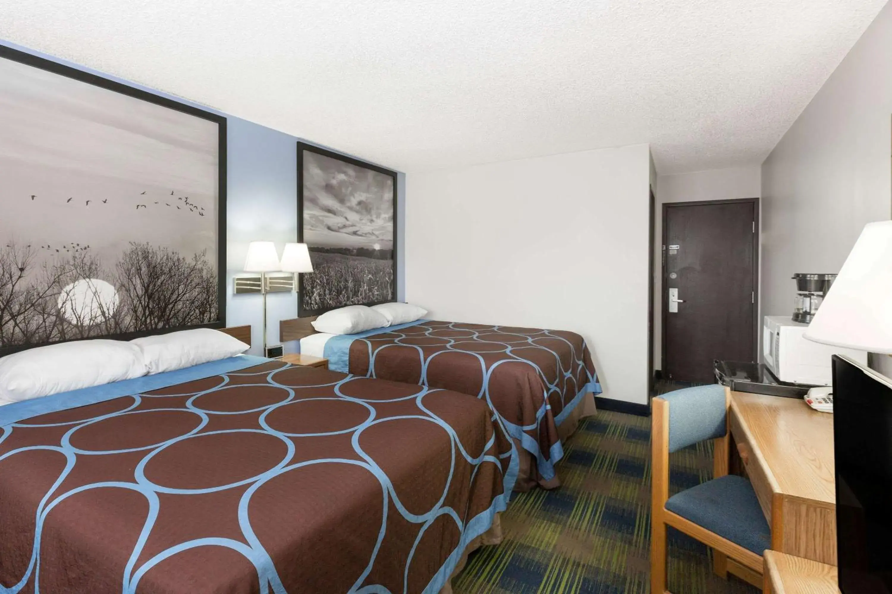 Photo of the whole room, Bed in Super 8 by Wyndham Columbus