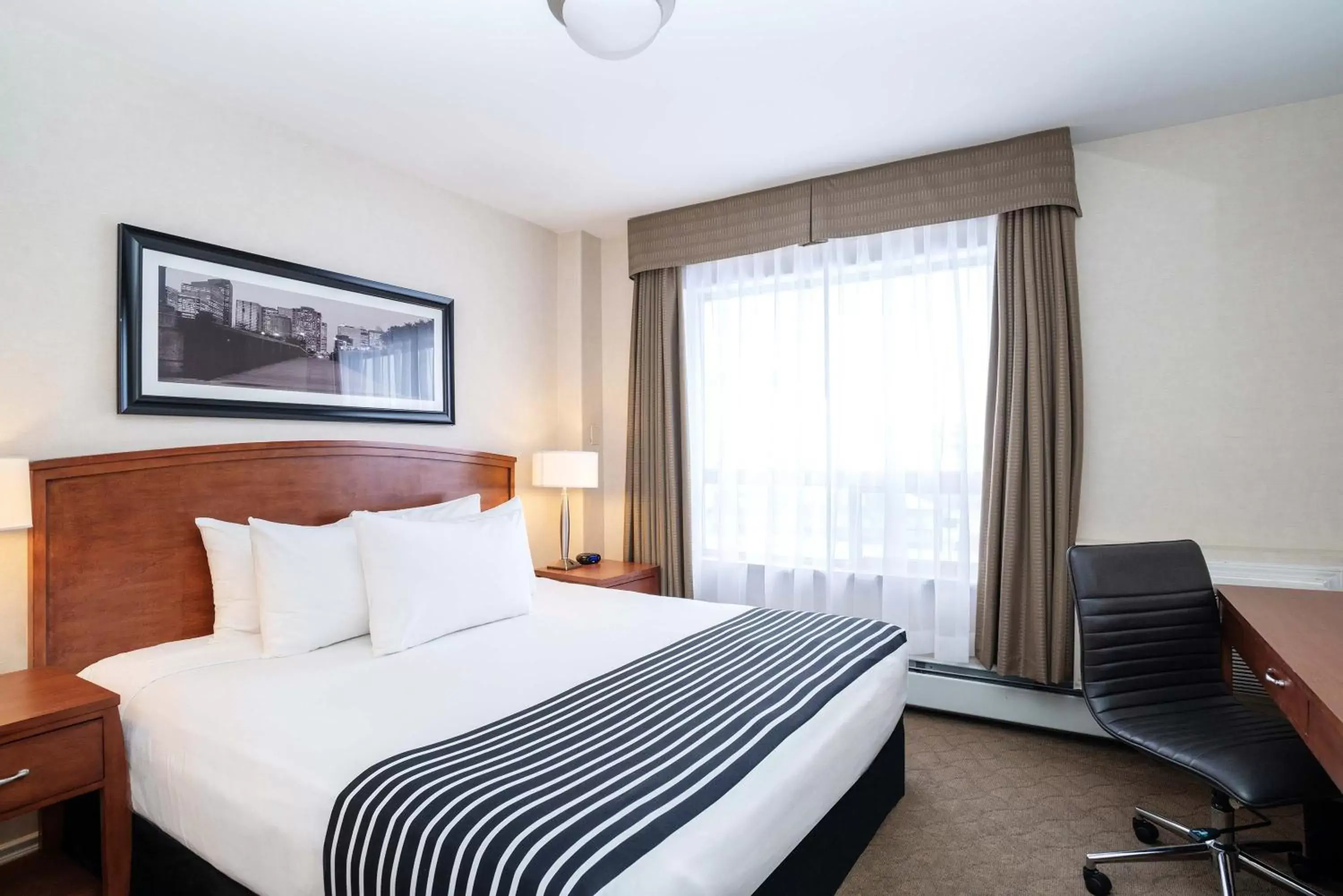 Photo of the whole room, Bed in Sandman Hotel & Suites Calgary West