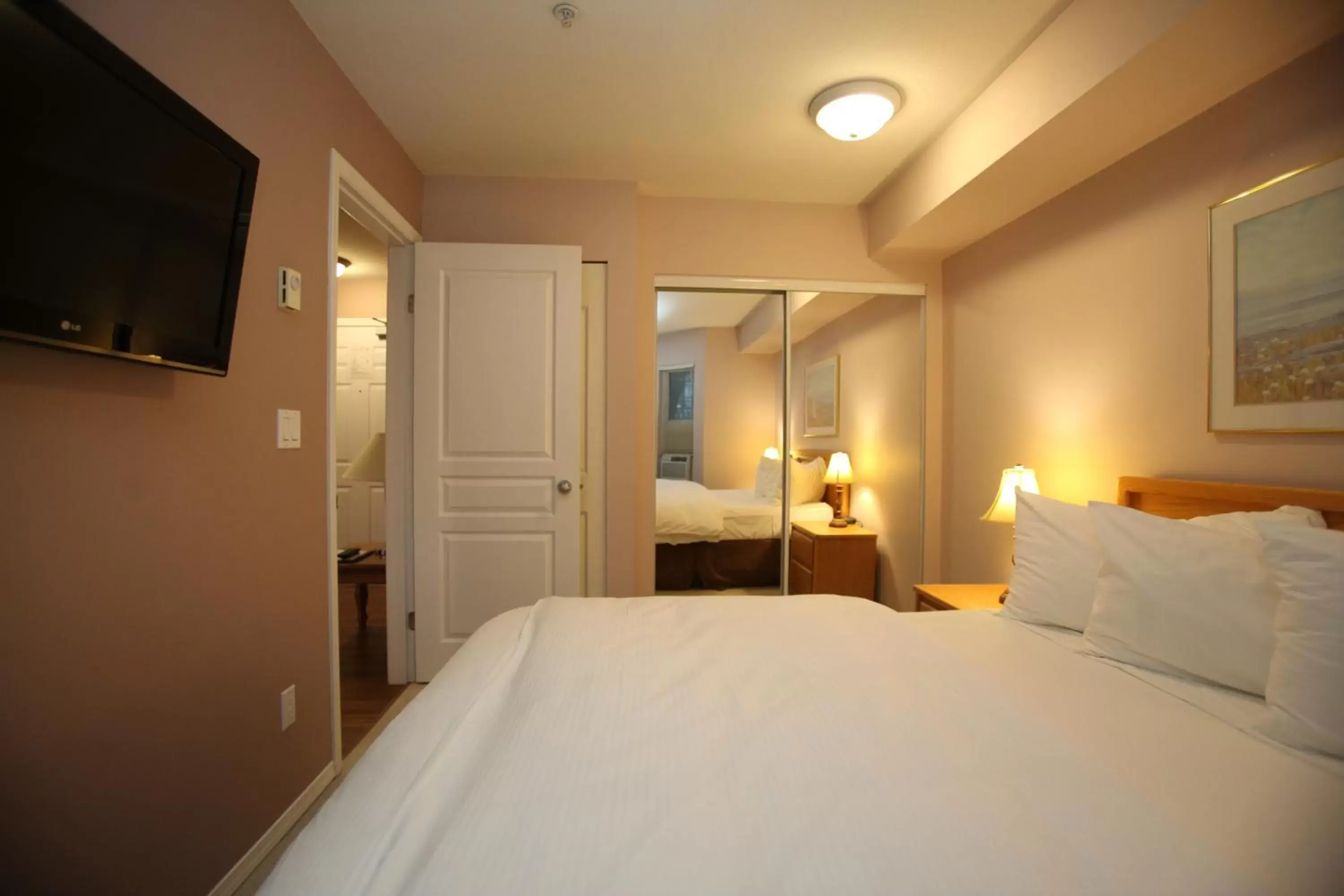 Bedroom, Bed in Times Square Suites Hotel