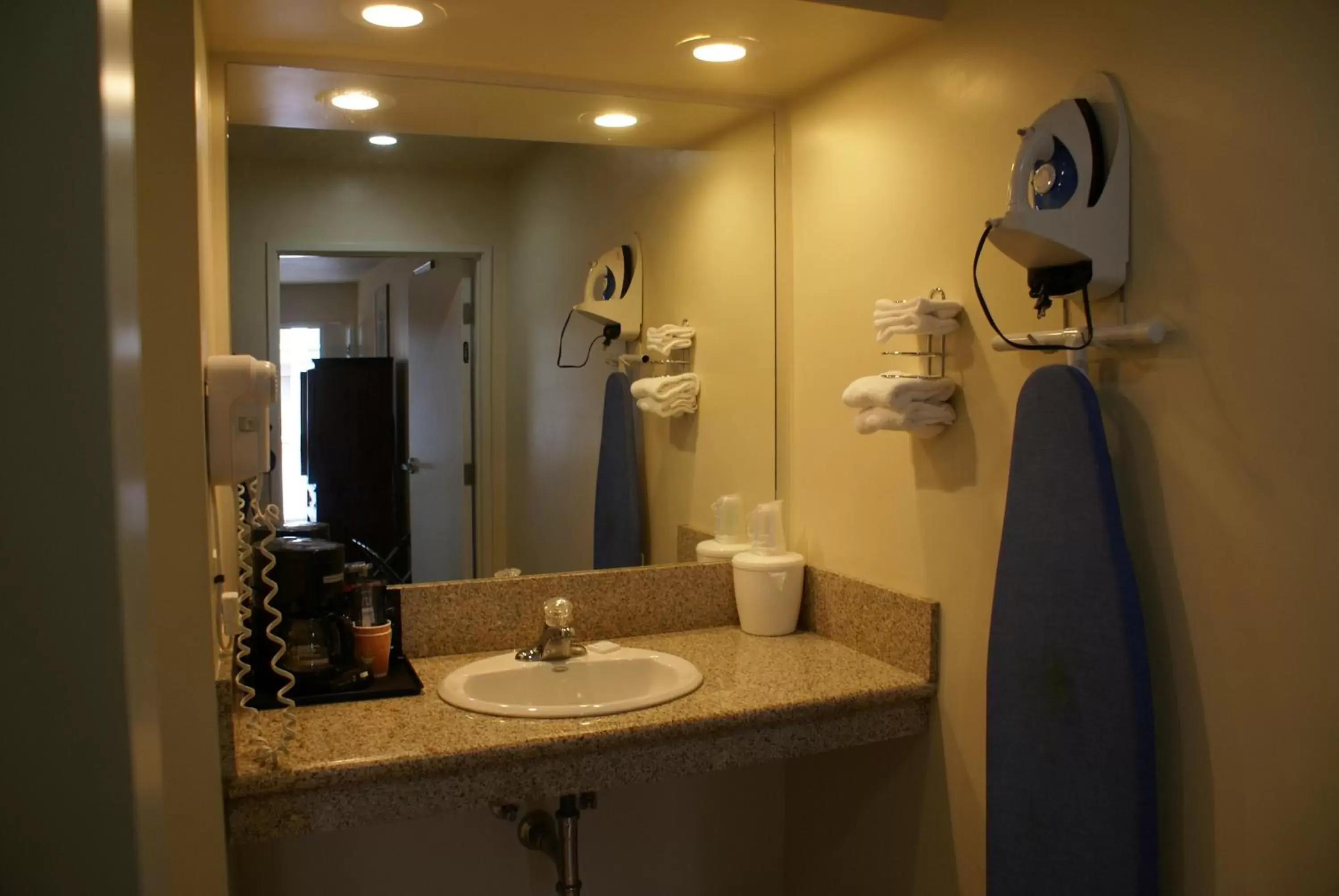 Bathroom in Queens Inn Anaheim