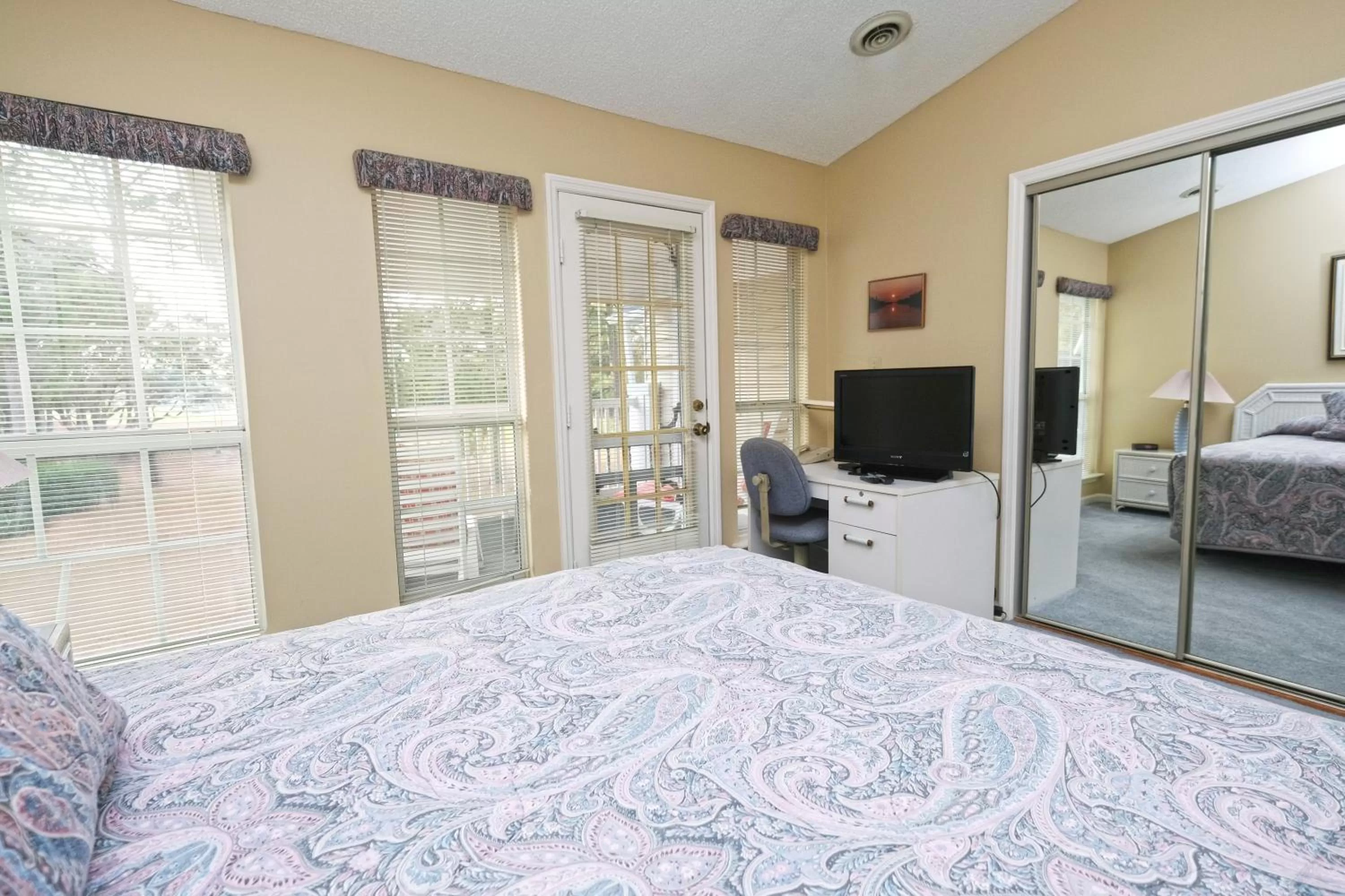 Bedroom, Bed in Litchfield Beach & Golf Resort