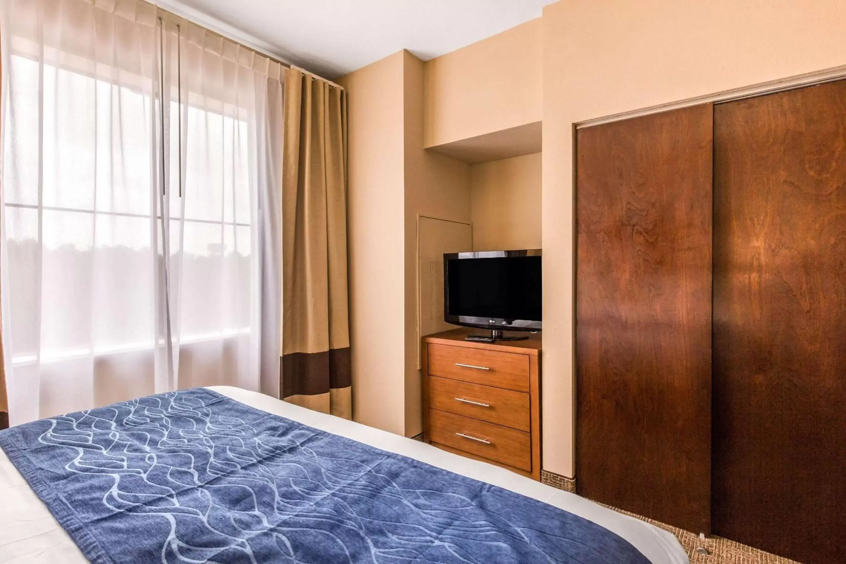 Bedroom, Bed in Comfort Inn & Suites IAH Bush Airport – East