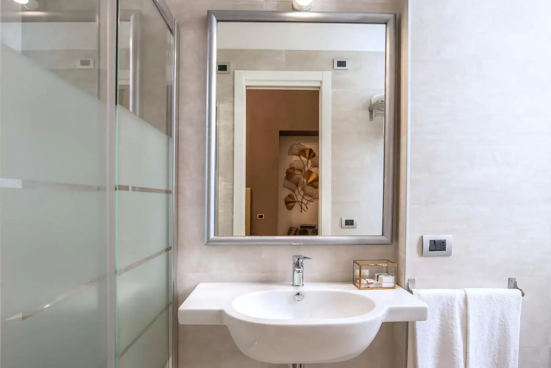 Shower, Bathroom in Hotel Paba