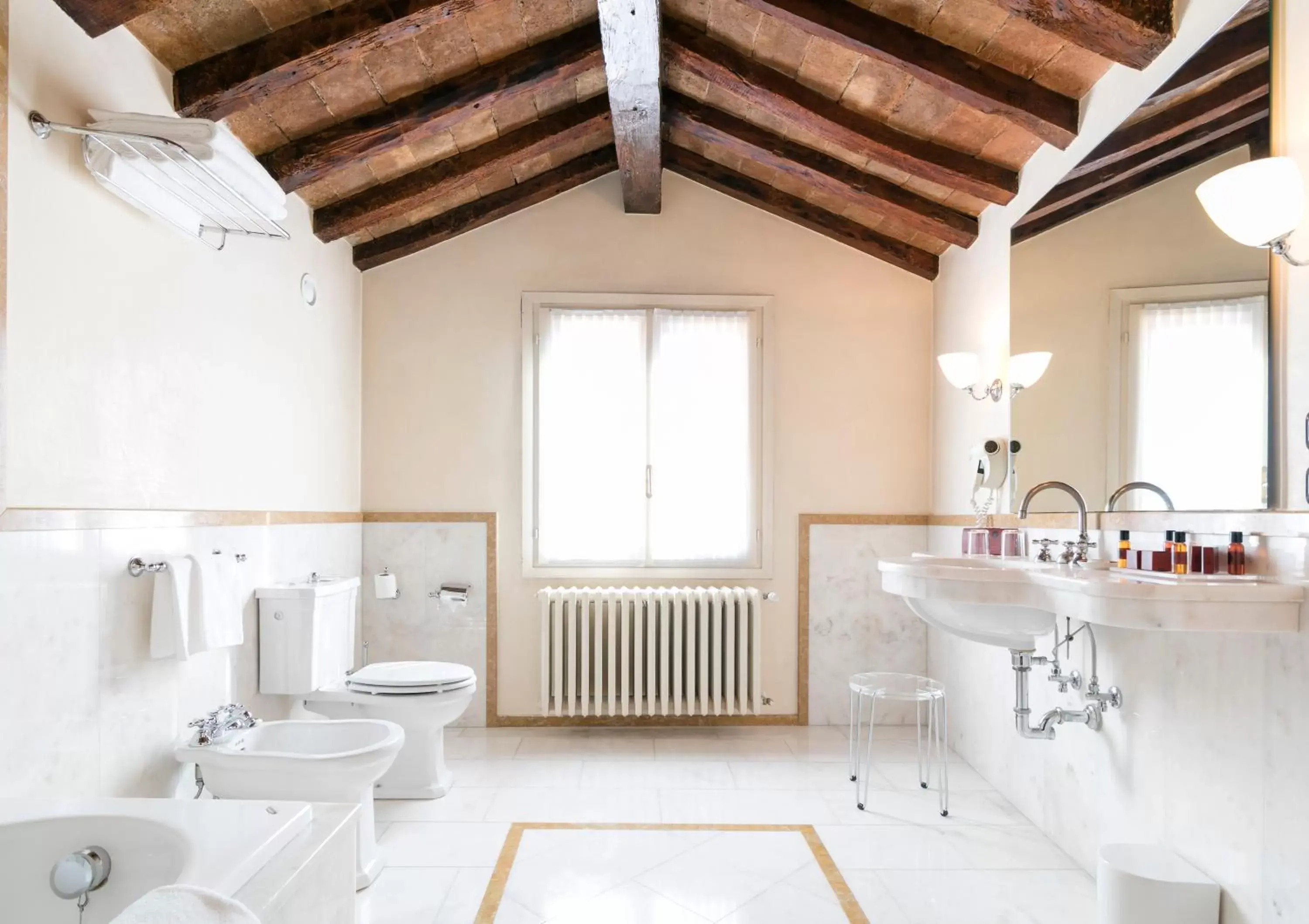 Bathroom, Dining Area in Albergo Delle Notarie