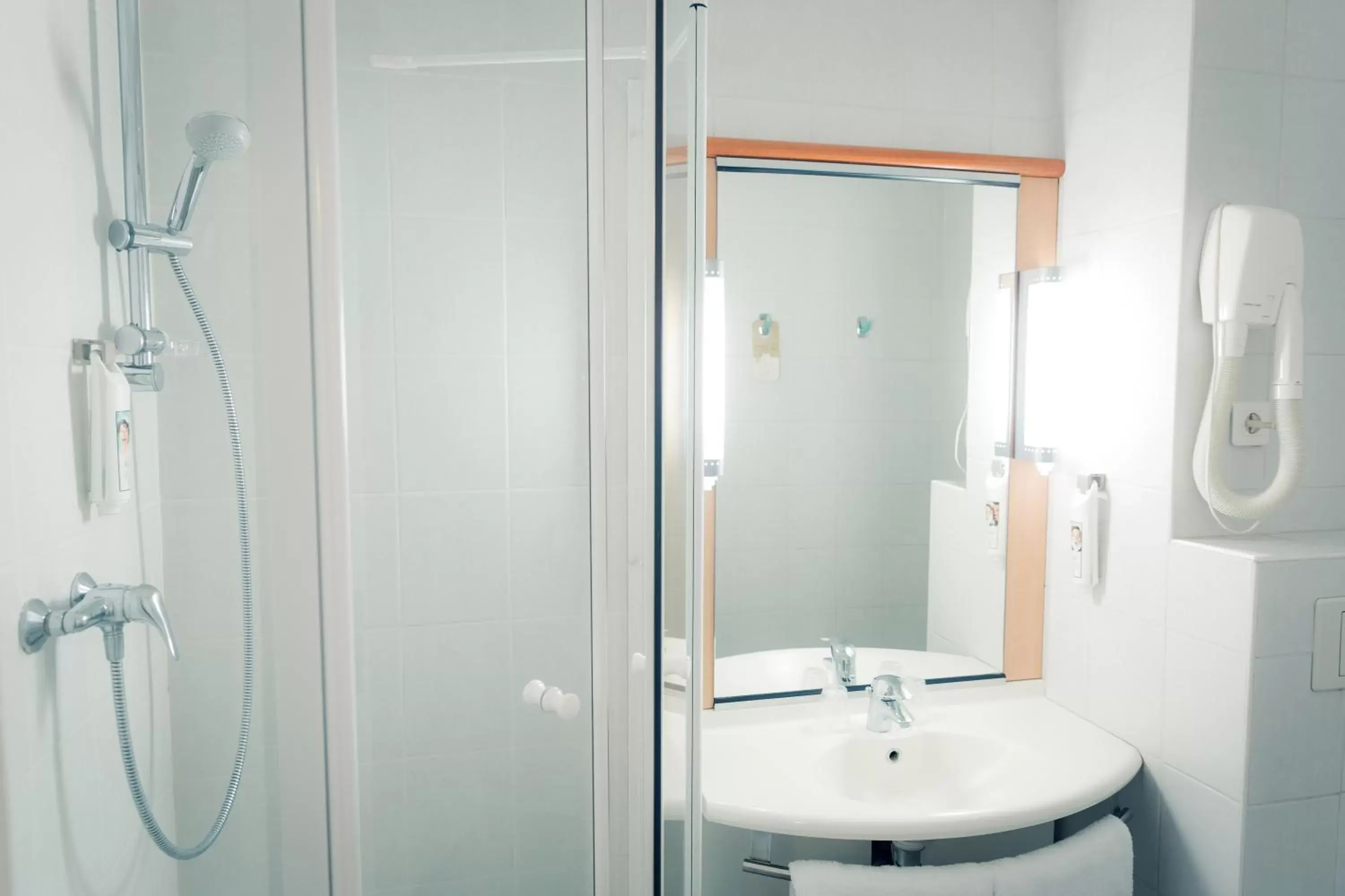 Bathroom in ibis Grenoble Gare
