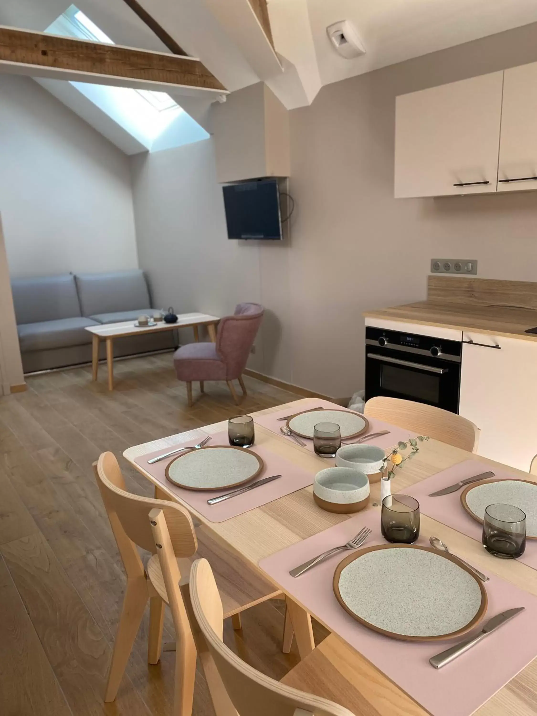 Kitchen or kitchenette, Dining Area in Hôtel Loysel le Gaucher