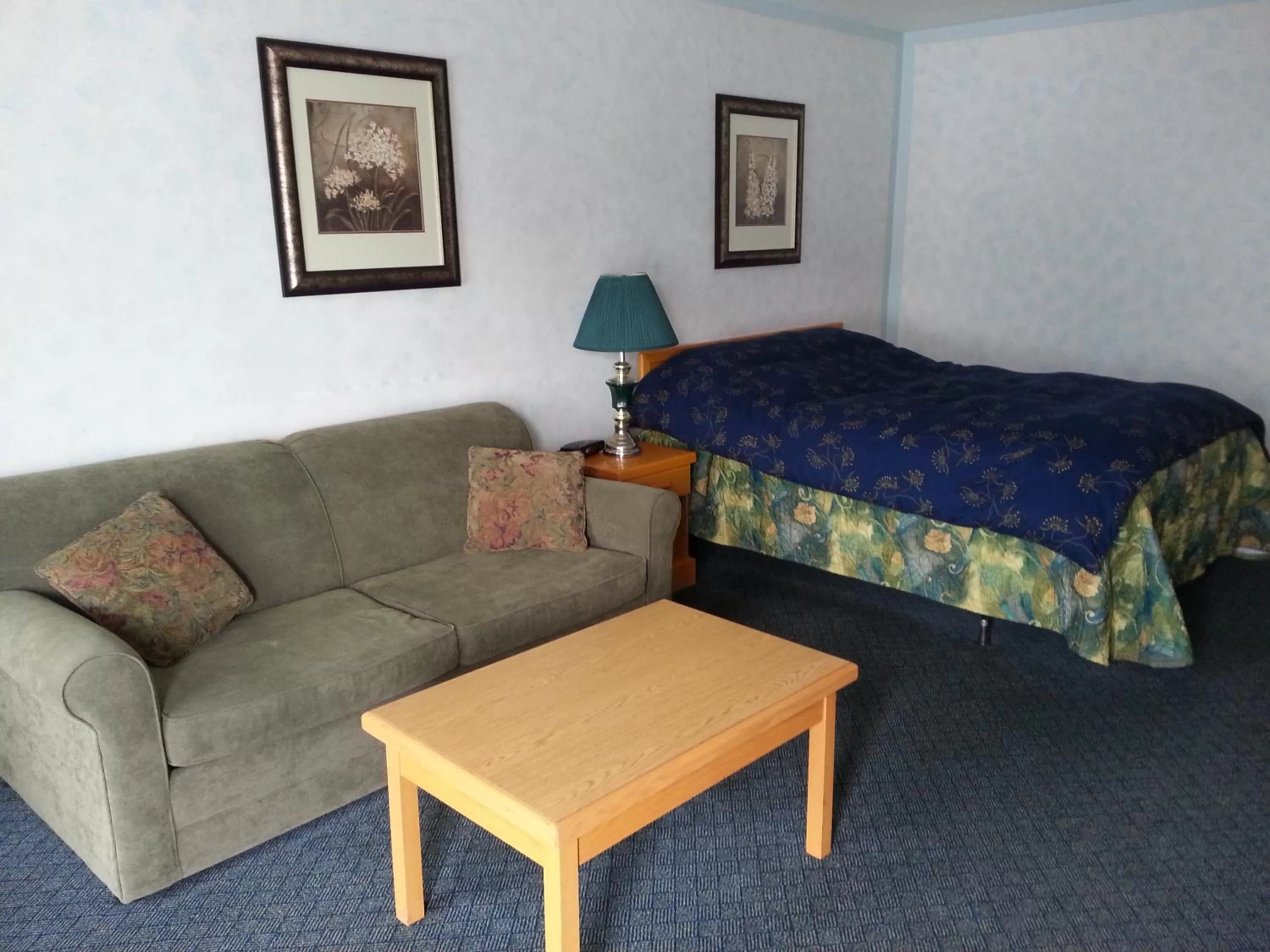 Photo of the whole room, Bed in Heritage Inn