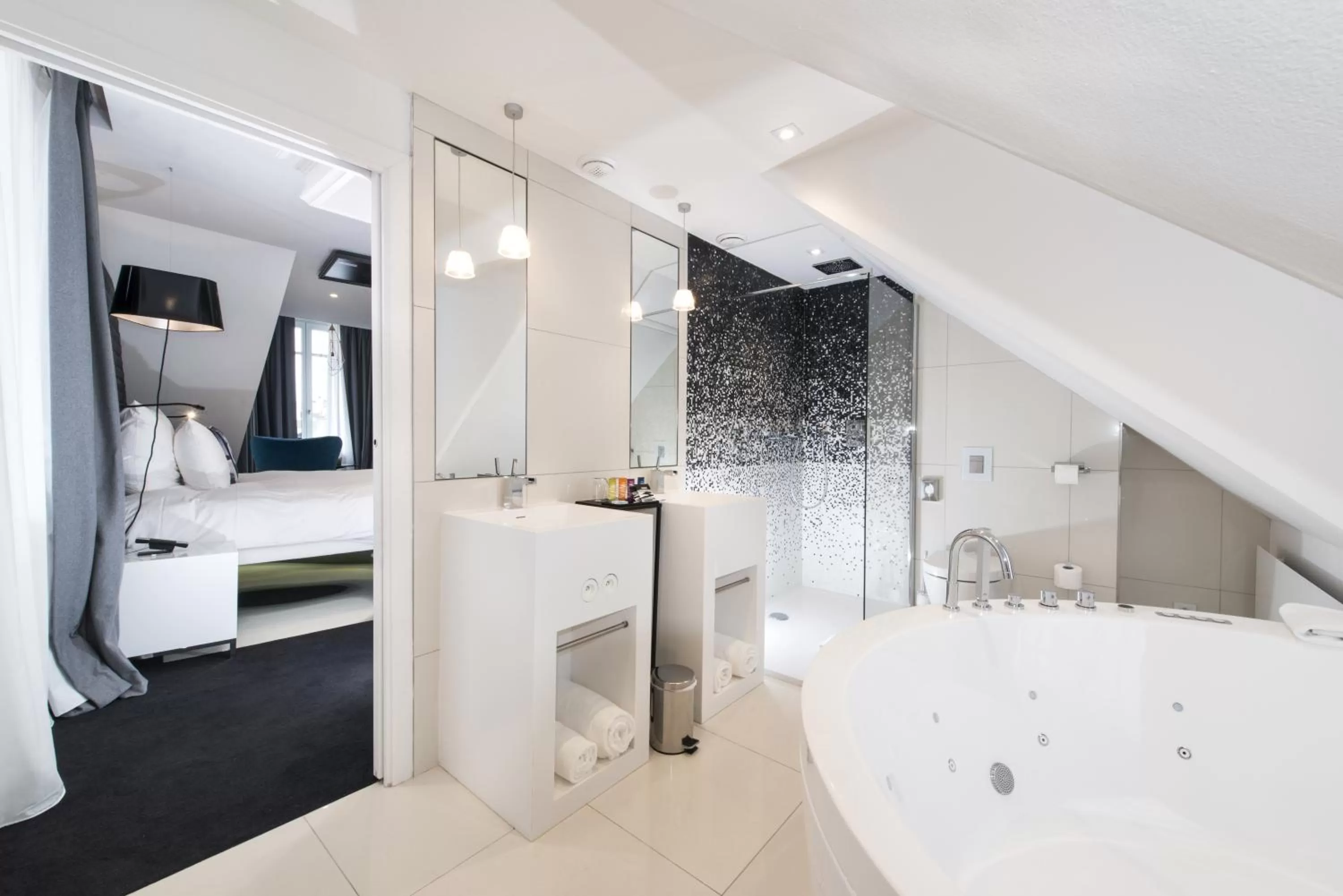 Bathroom, Bed in Vertigo Hotel, Dijon, a Member of Design Hotels
