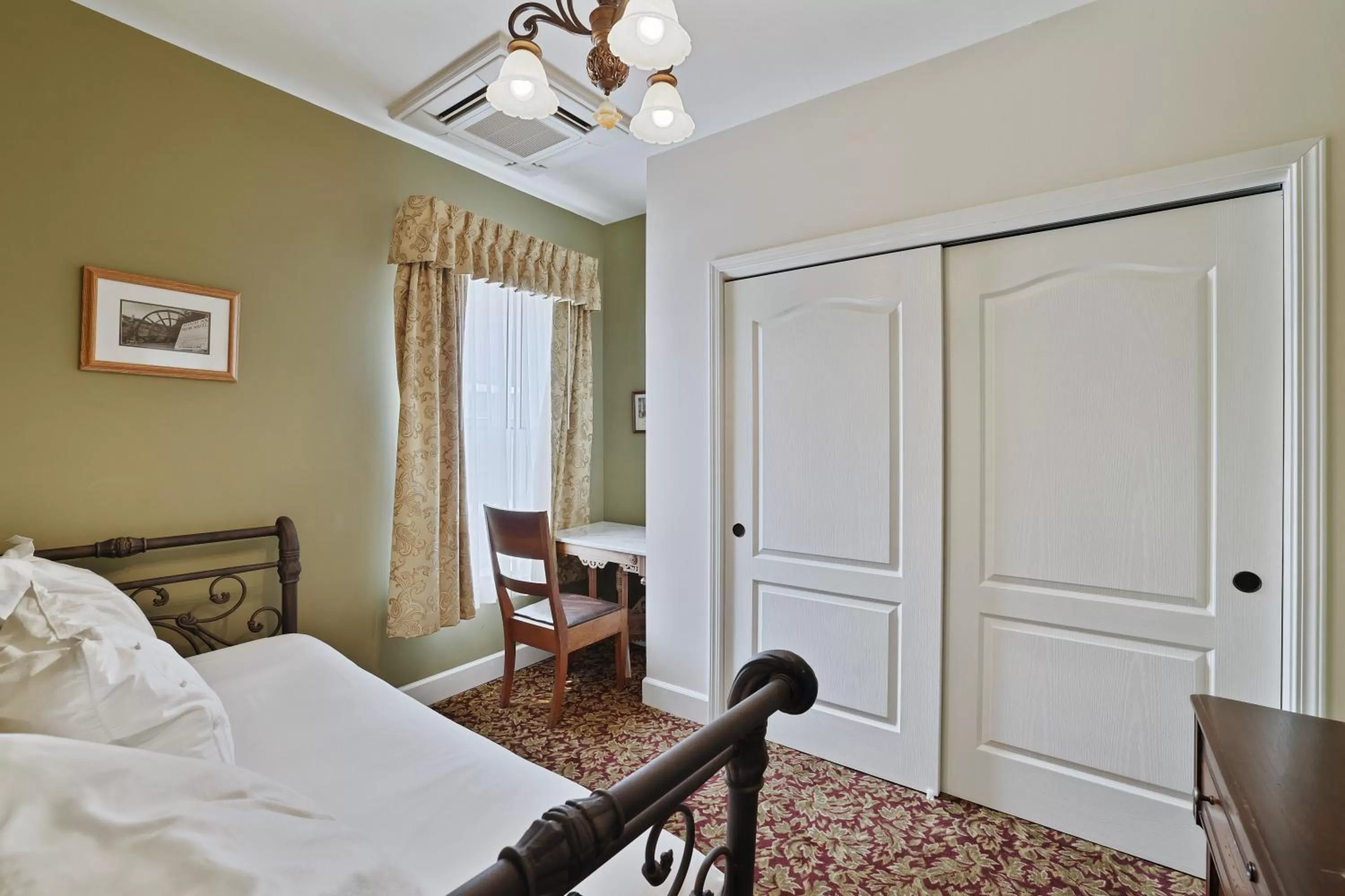 Bedroom, Bed in National Hotel Jackson, Tapestry Collection by Hilton