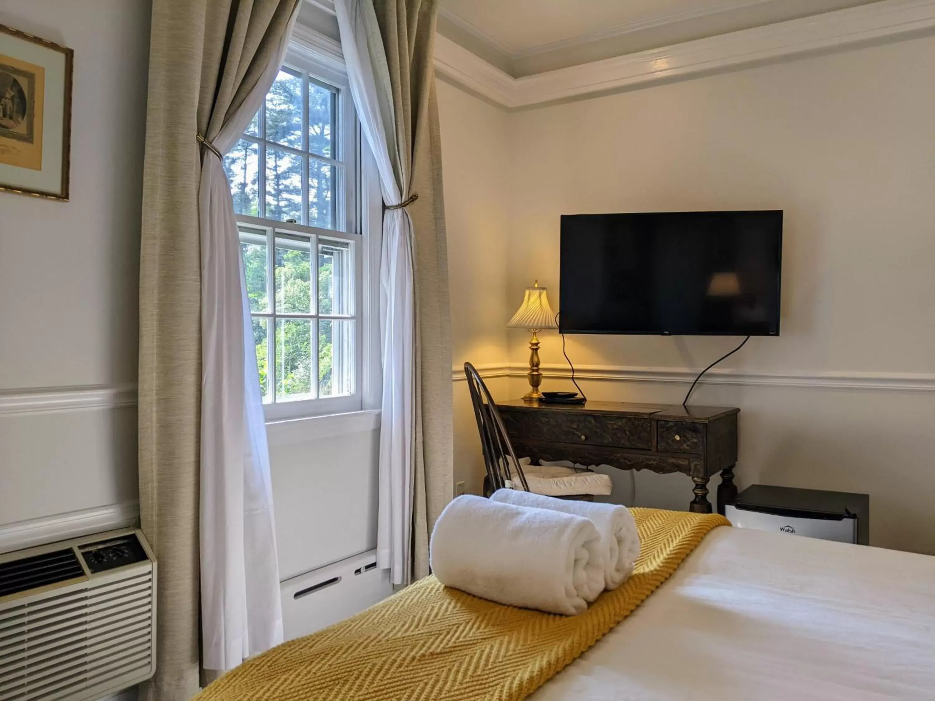 Bed, TV/Entertainment Center in Stanton House Inn