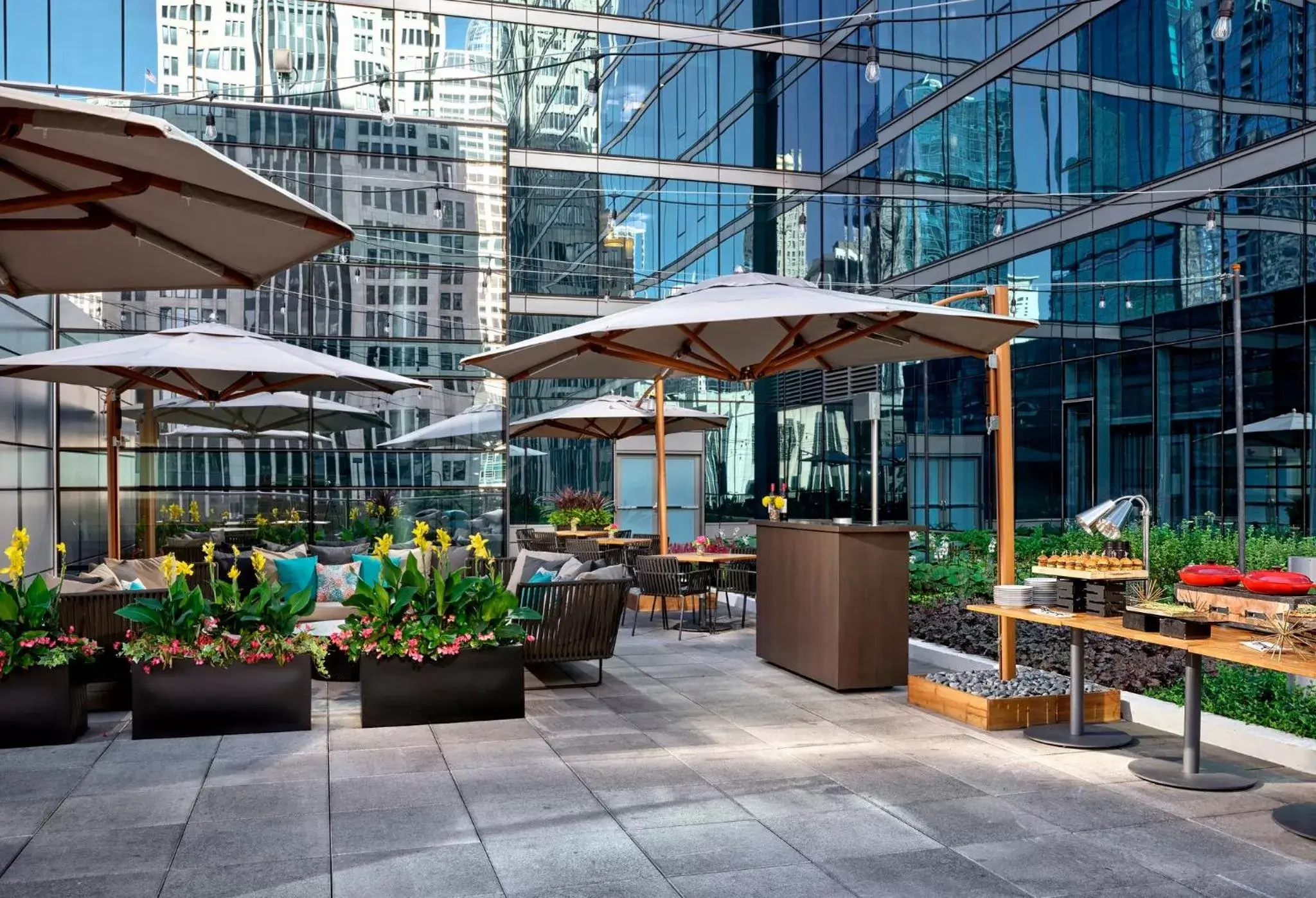 Lounge or bar, Restaurant/Places to Eat in Loews Chicago Hotel