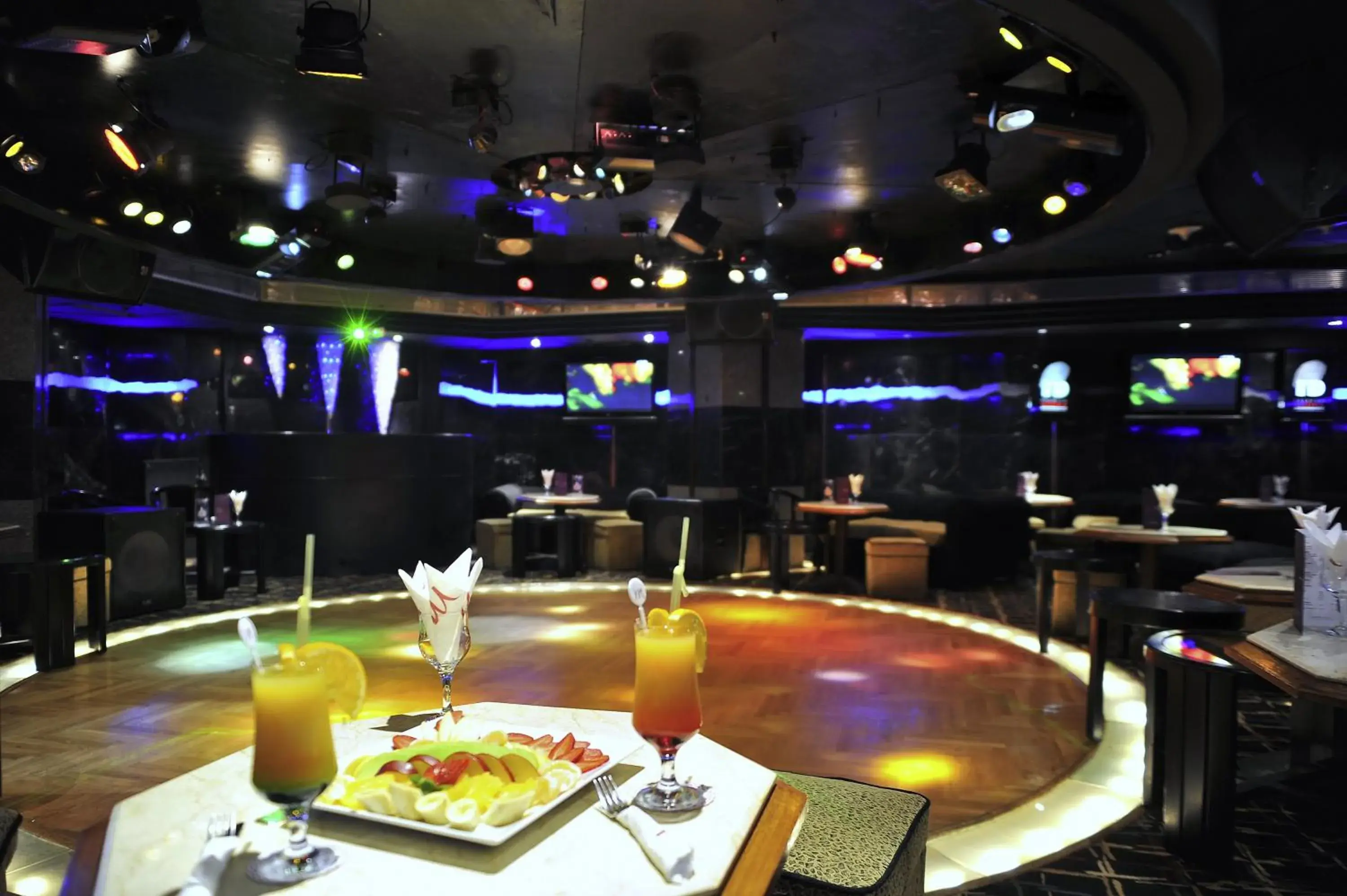 Nightclub / DJ, Restaurant/Places to Eat in Romance Alexandria Hotel