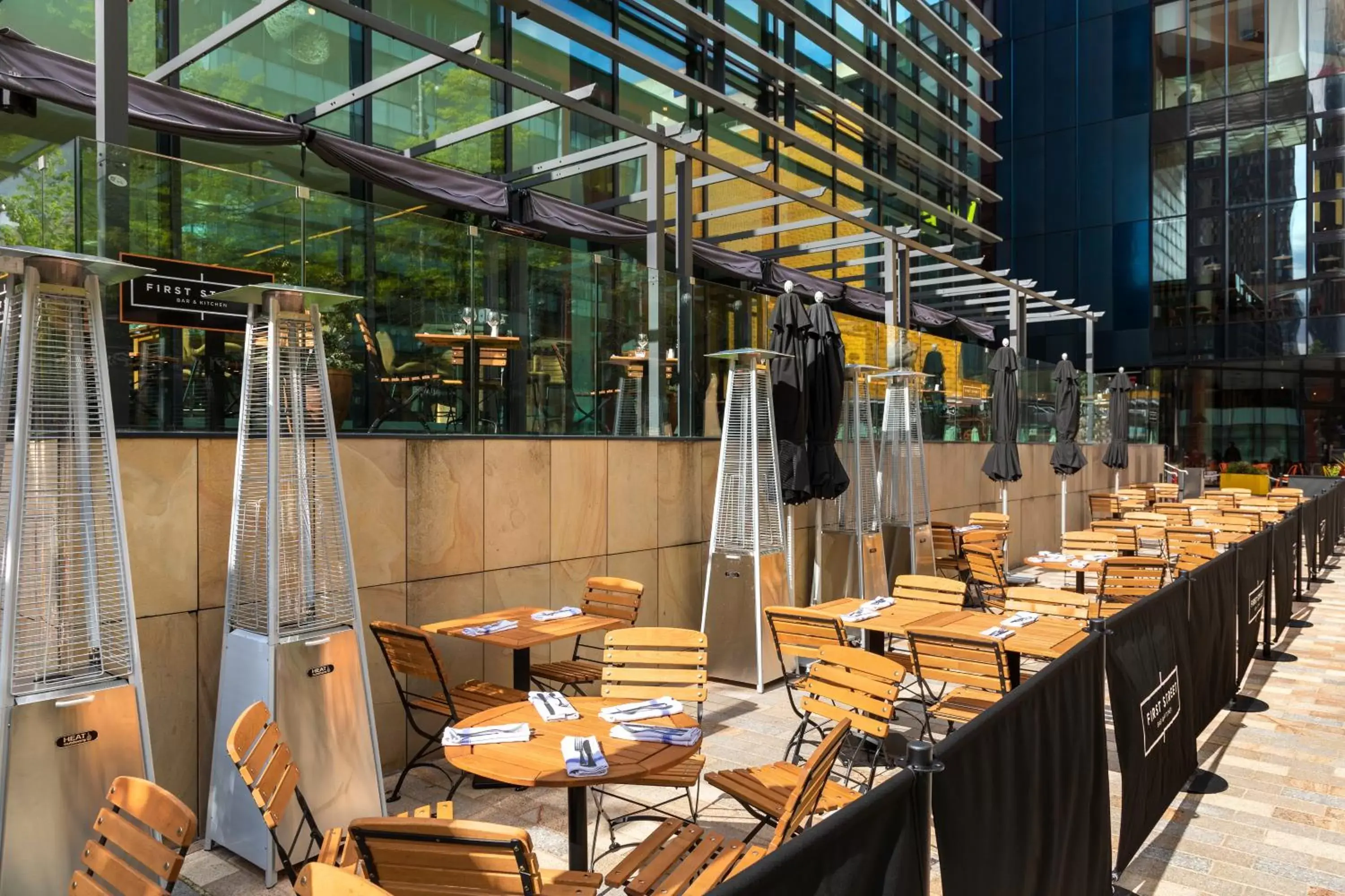 Balcony/Terrace, Restaurant/Places to Eat in INNSiDE by Meliá Manchester