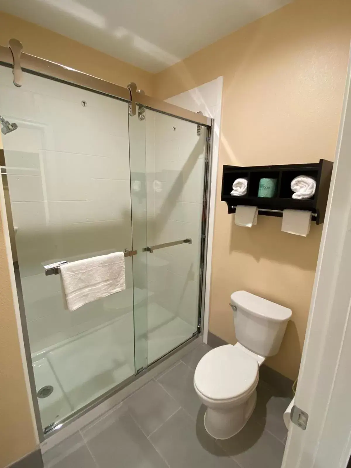 Bathroom in Scottish Inn & Suites Houston Willowbrook