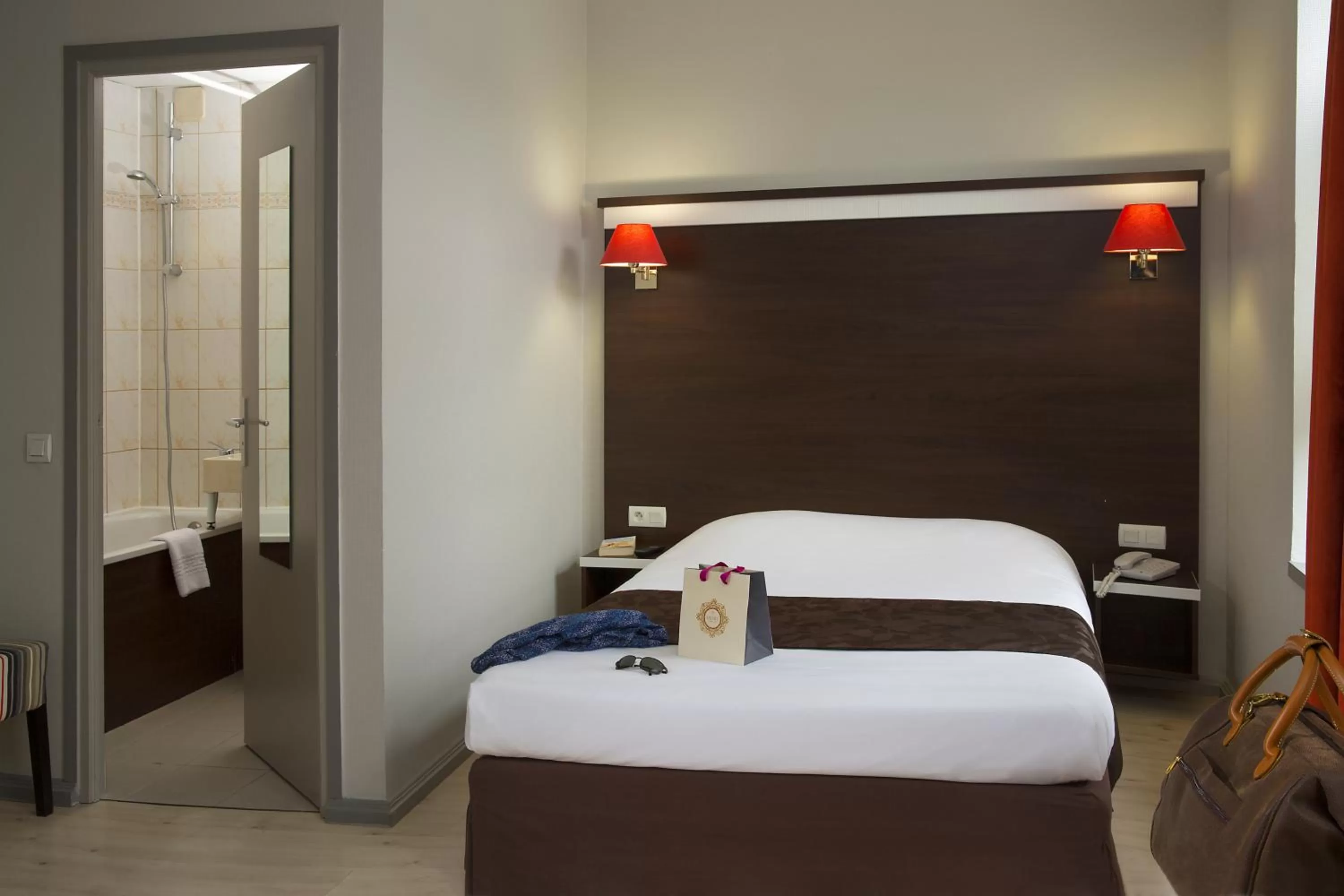 Bed in Hôtel des Reignaux