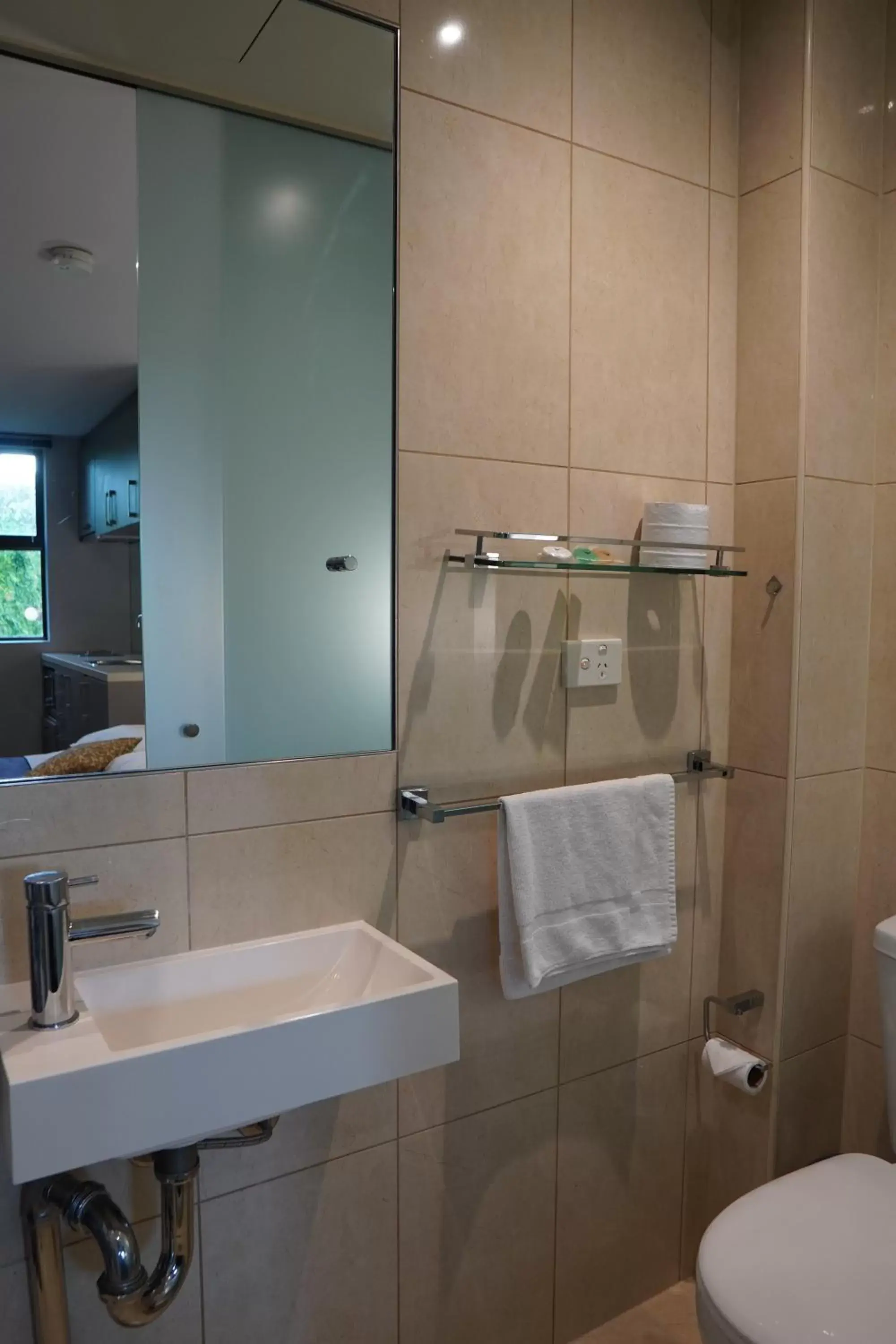 Shower, Bathroom in MVV Motel & Comfy Kew Apartments