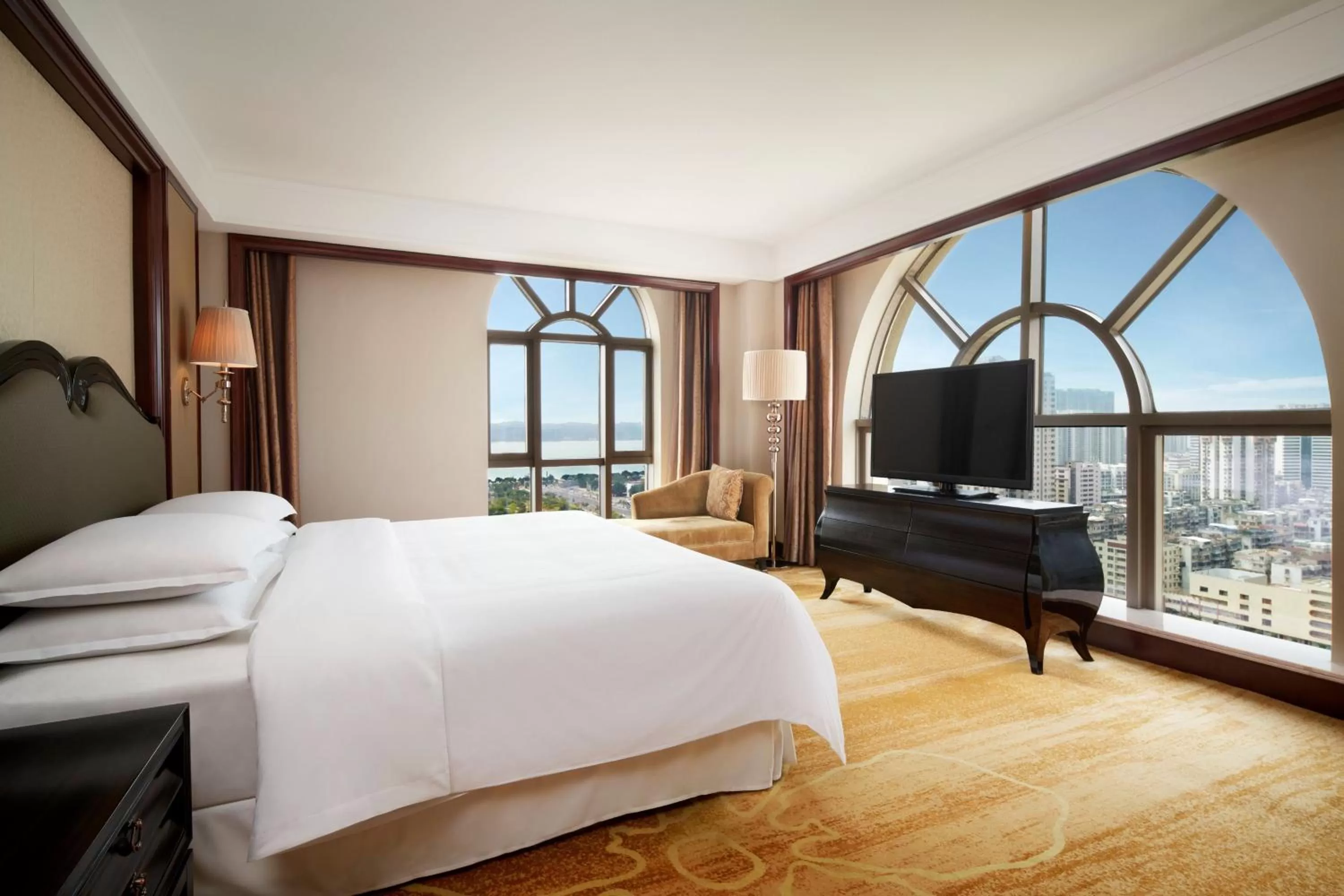 Bedroom, Bed in Sheraton Shantou Hotel