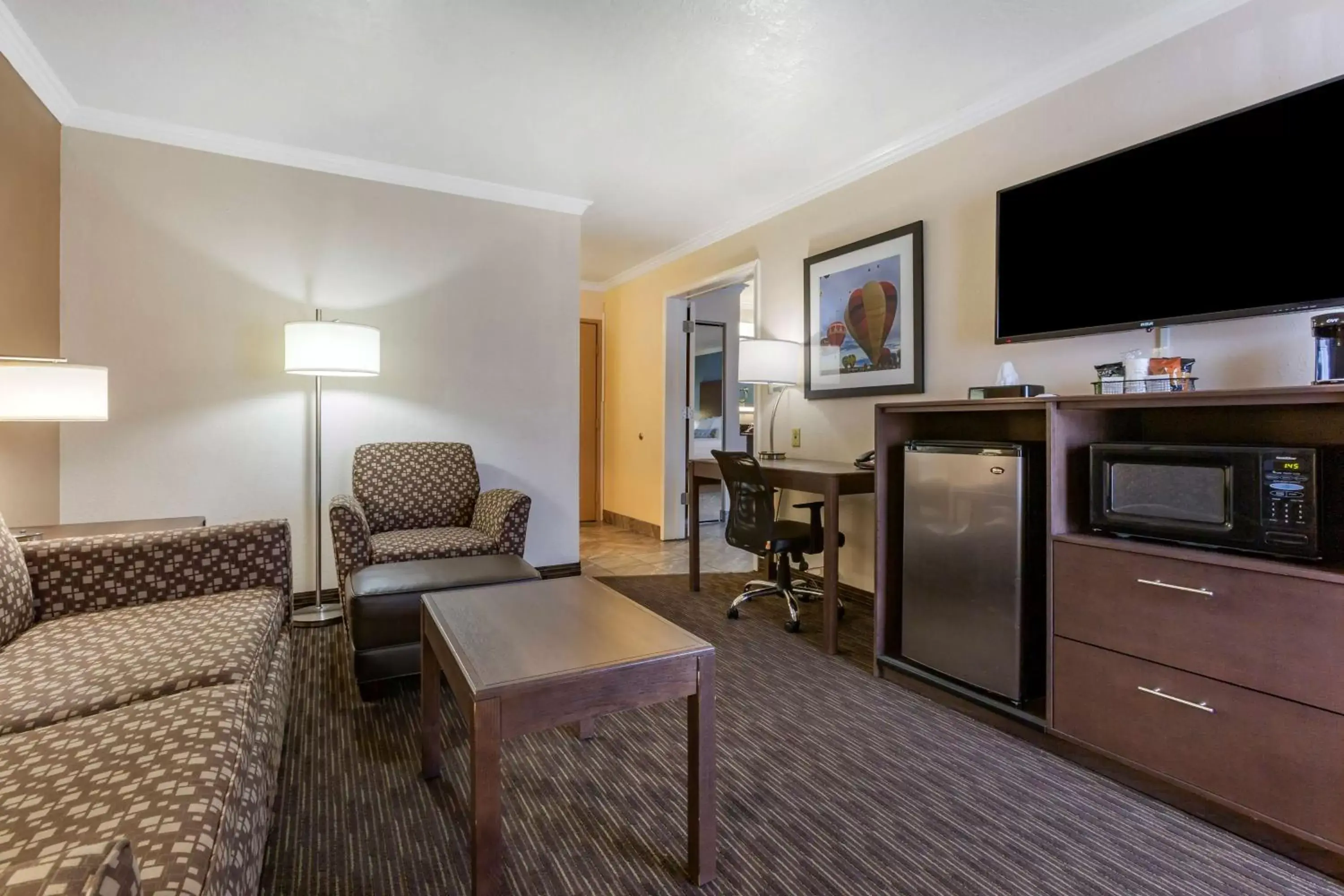 Photo of the whole room, Seating Area in Best Western Airport Albuquerque InnSuites Hotel & Suites