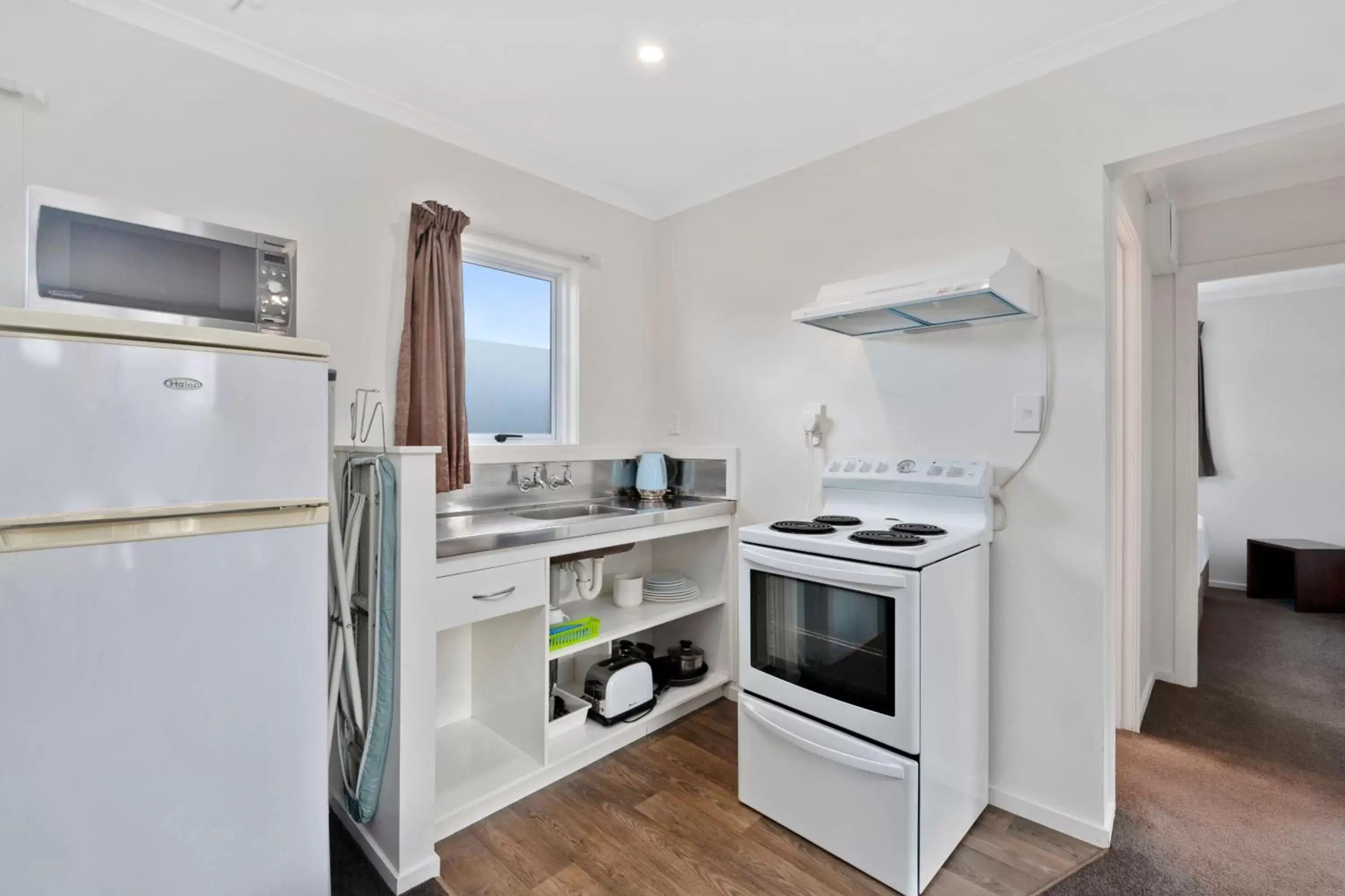 Kitchen/Kitchenette in Comfort Inn Westshore Beach