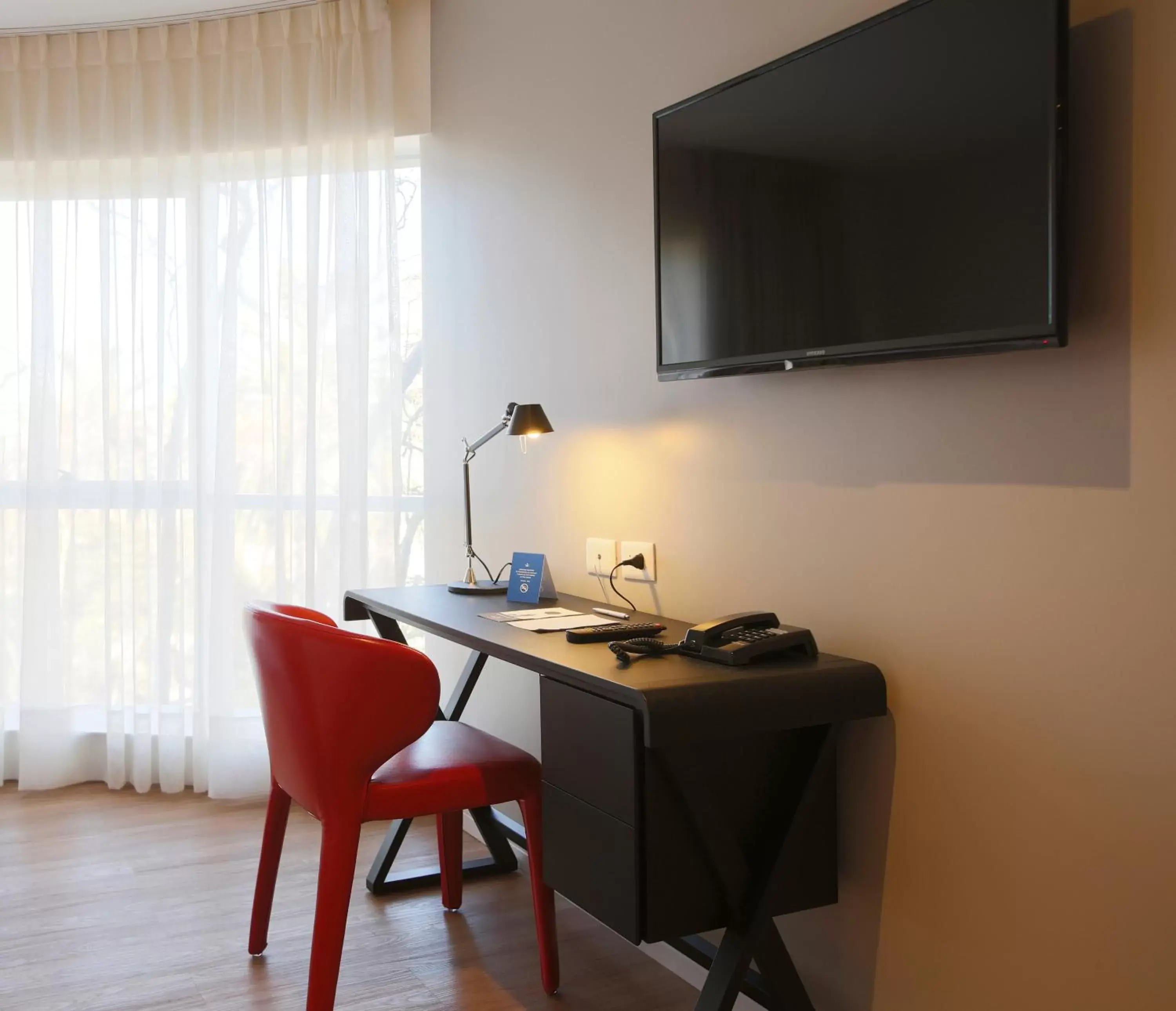 TV and multimedia, TV/Entertainment Center in Regency Way Montevideo Hotel