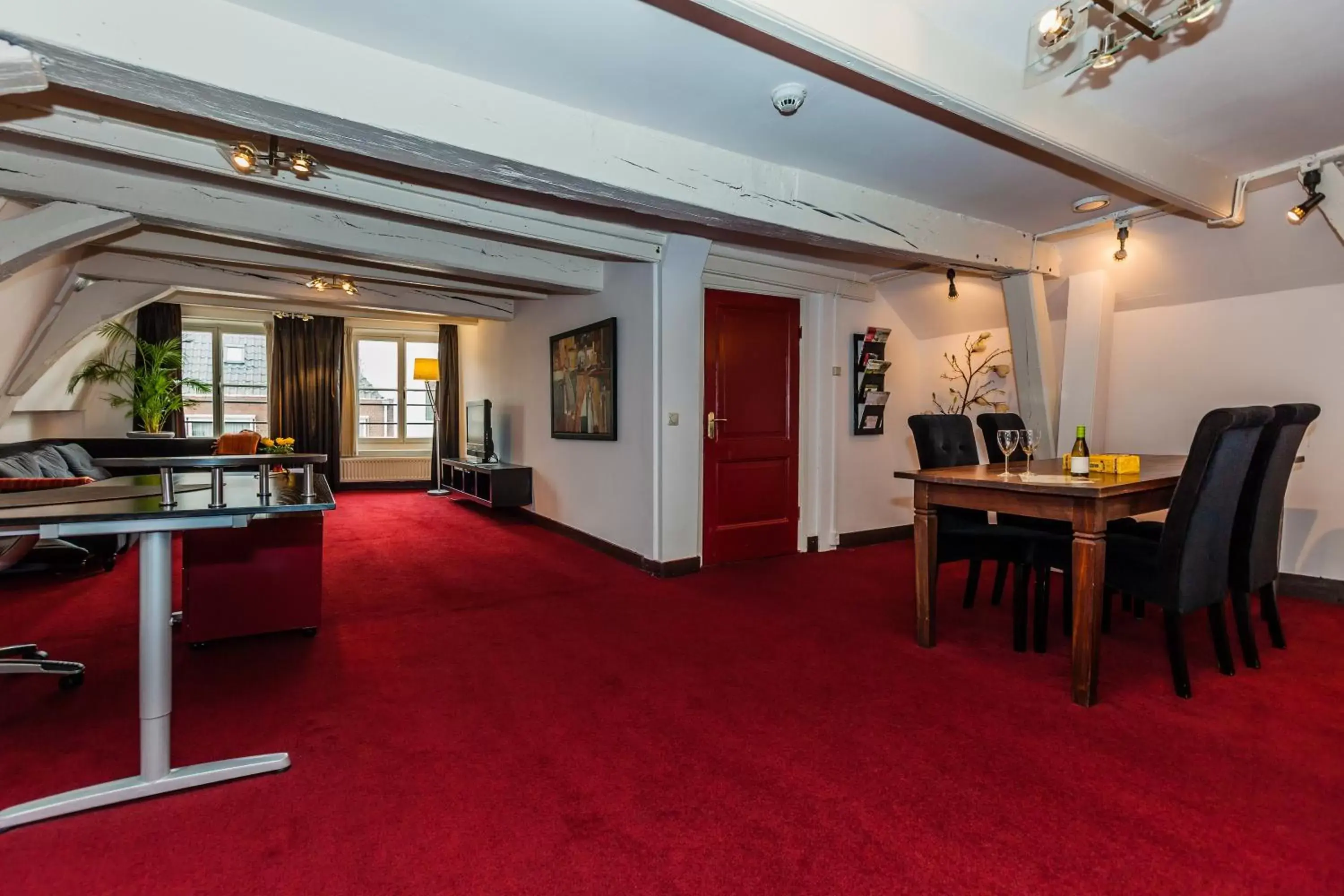 Living room, Dining Area in Hotel de Vischpoorte, hartje Deventer en aan de IJssel