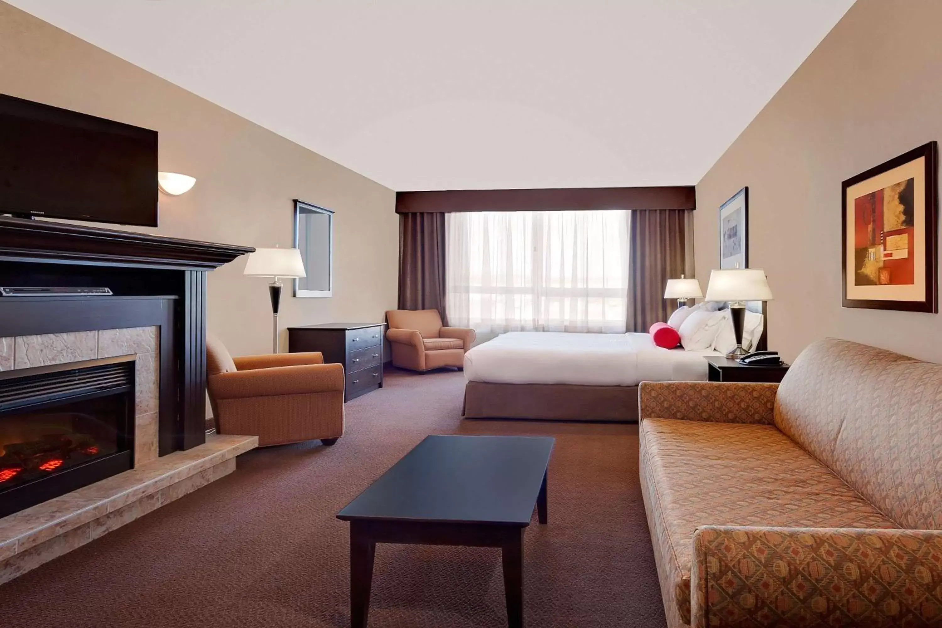 Photo of the whole room, Seating Area in Ramada by Wyndham Stettler