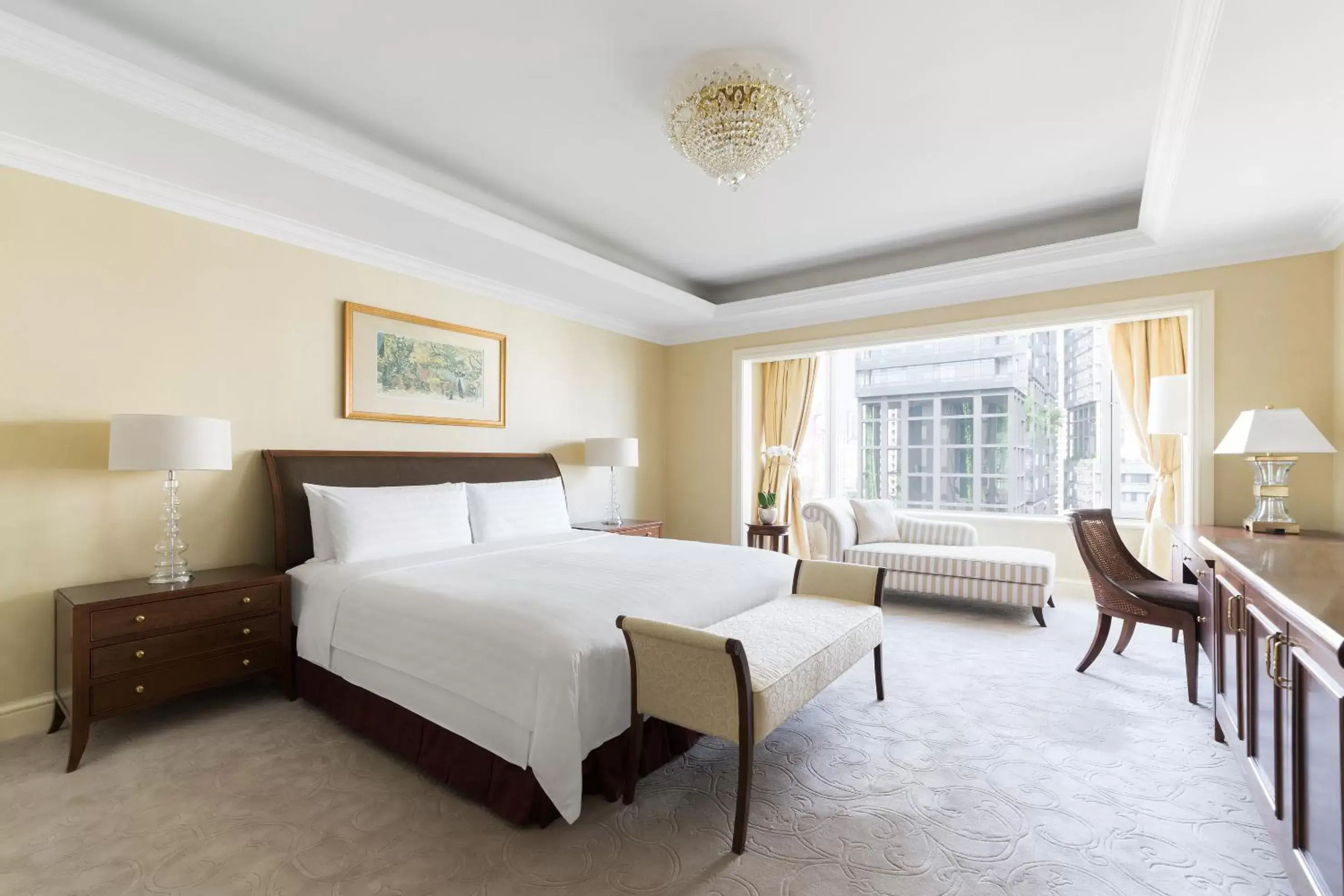 Bed in Shangri-La Singapore