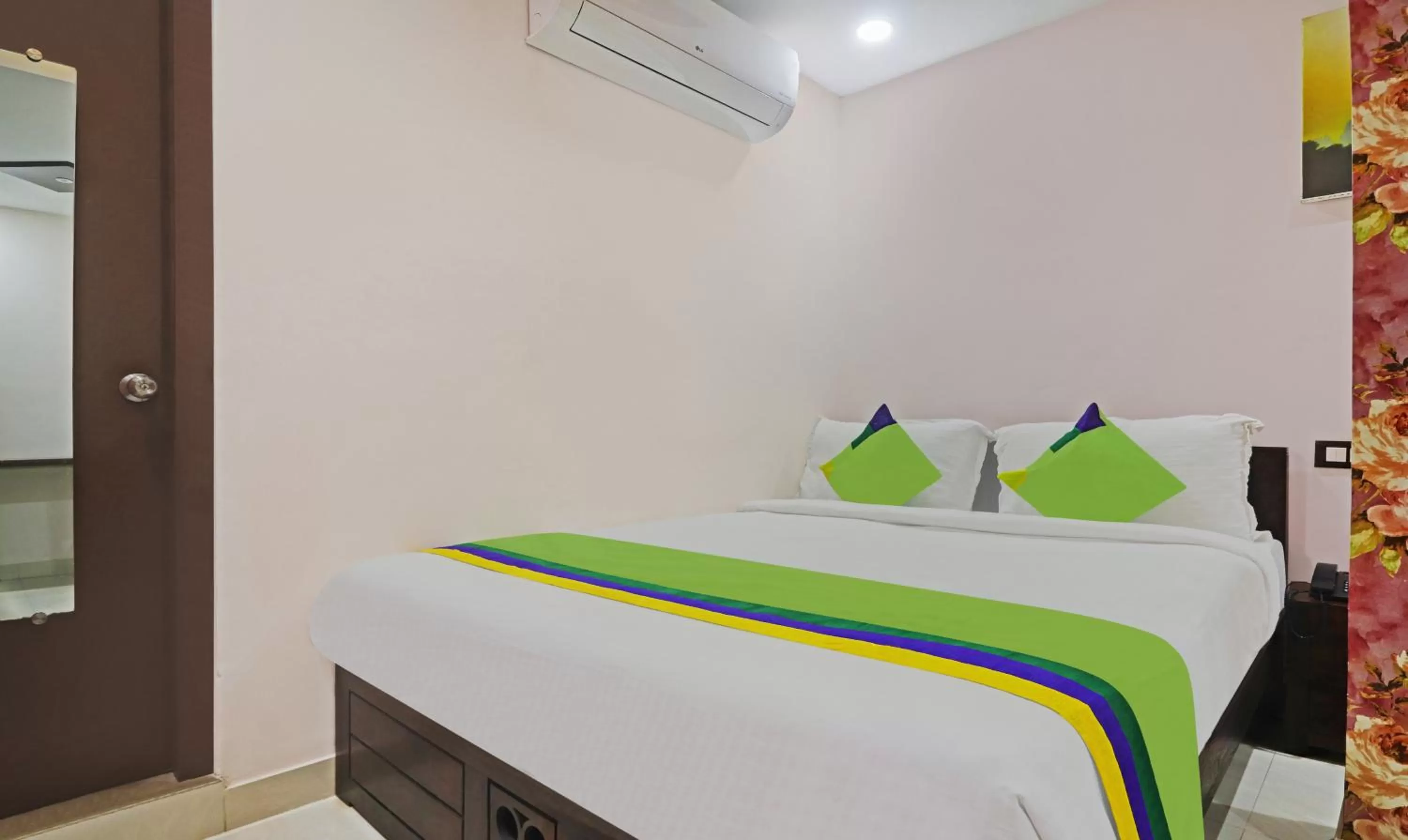 Bedroom, Bed in Itsy Hotels J A Royal Suites Manikonda