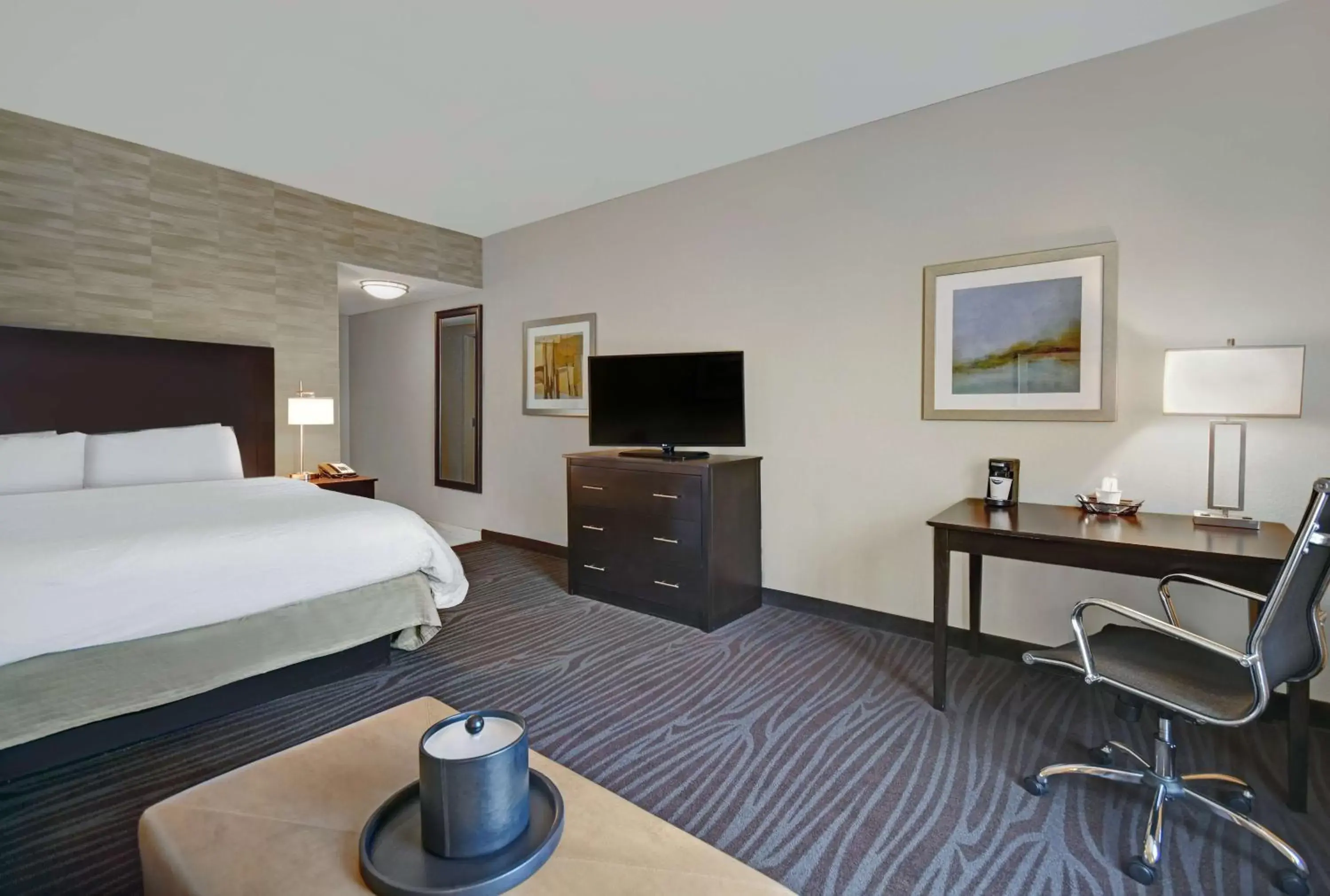 Bedroom, Bed in Hampton Inn and Suites Robbinsville