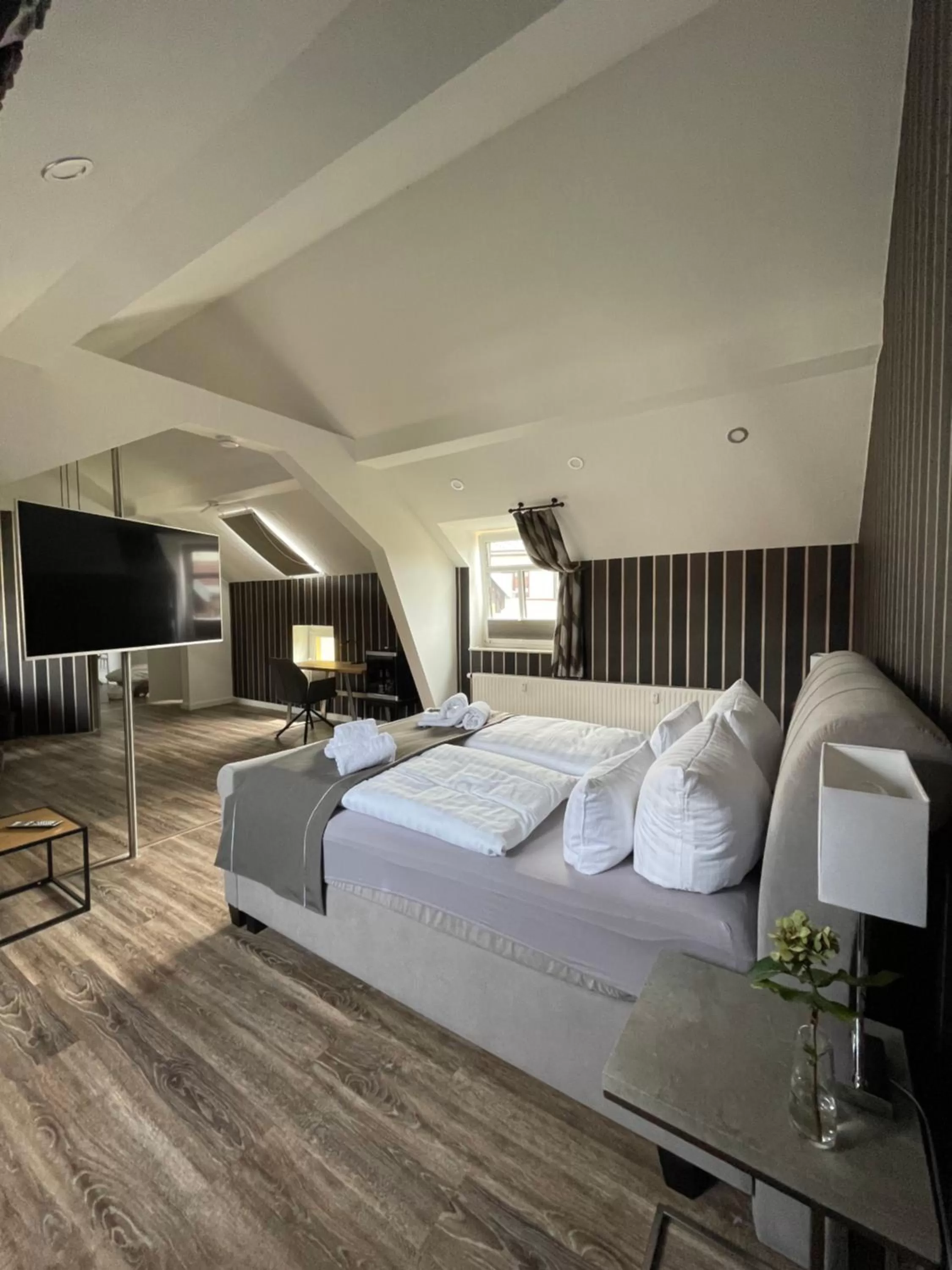 Living room, Bed in "Zur Altstadt - Am Fuße der Osterburg" Gaststätte, Pension, FEWO