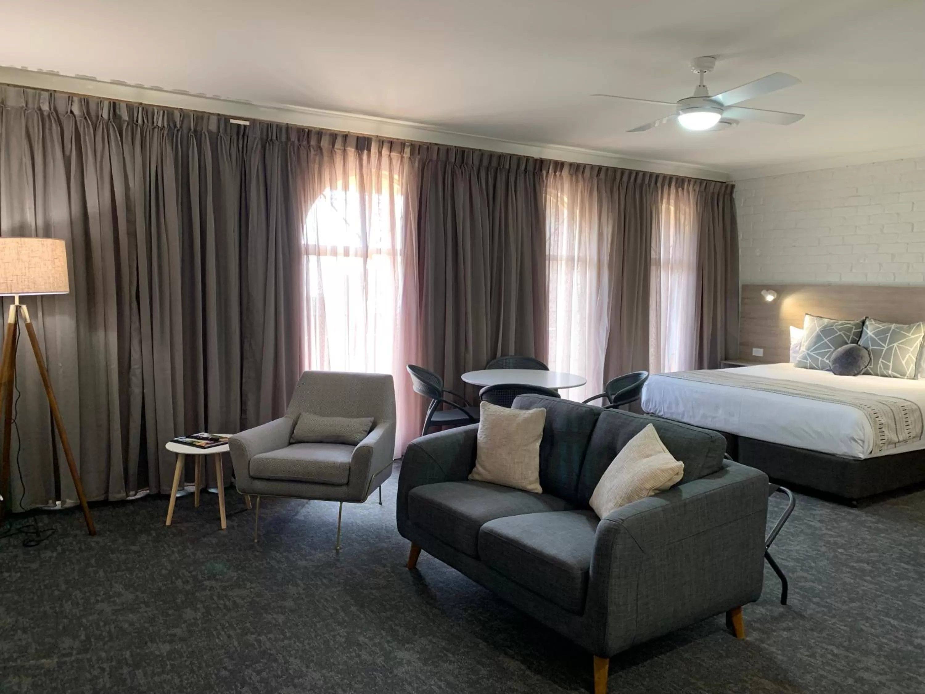 Bed in Hamilton Henry Parkes Motor Inn