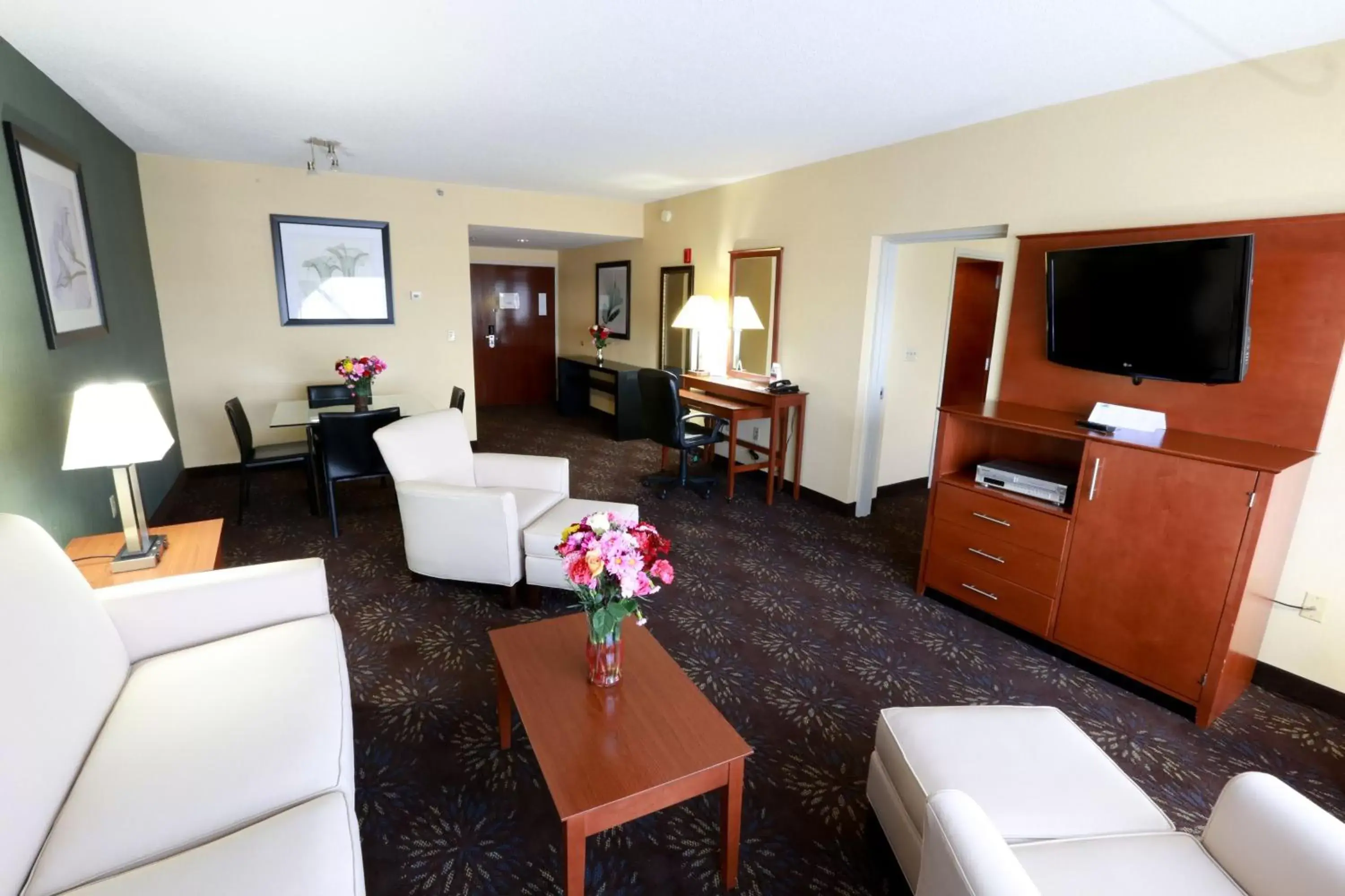 Photo of the whole room, Seating Area in Holiday Inn Express Hotel & Suites West Chester, an IHG Hotel