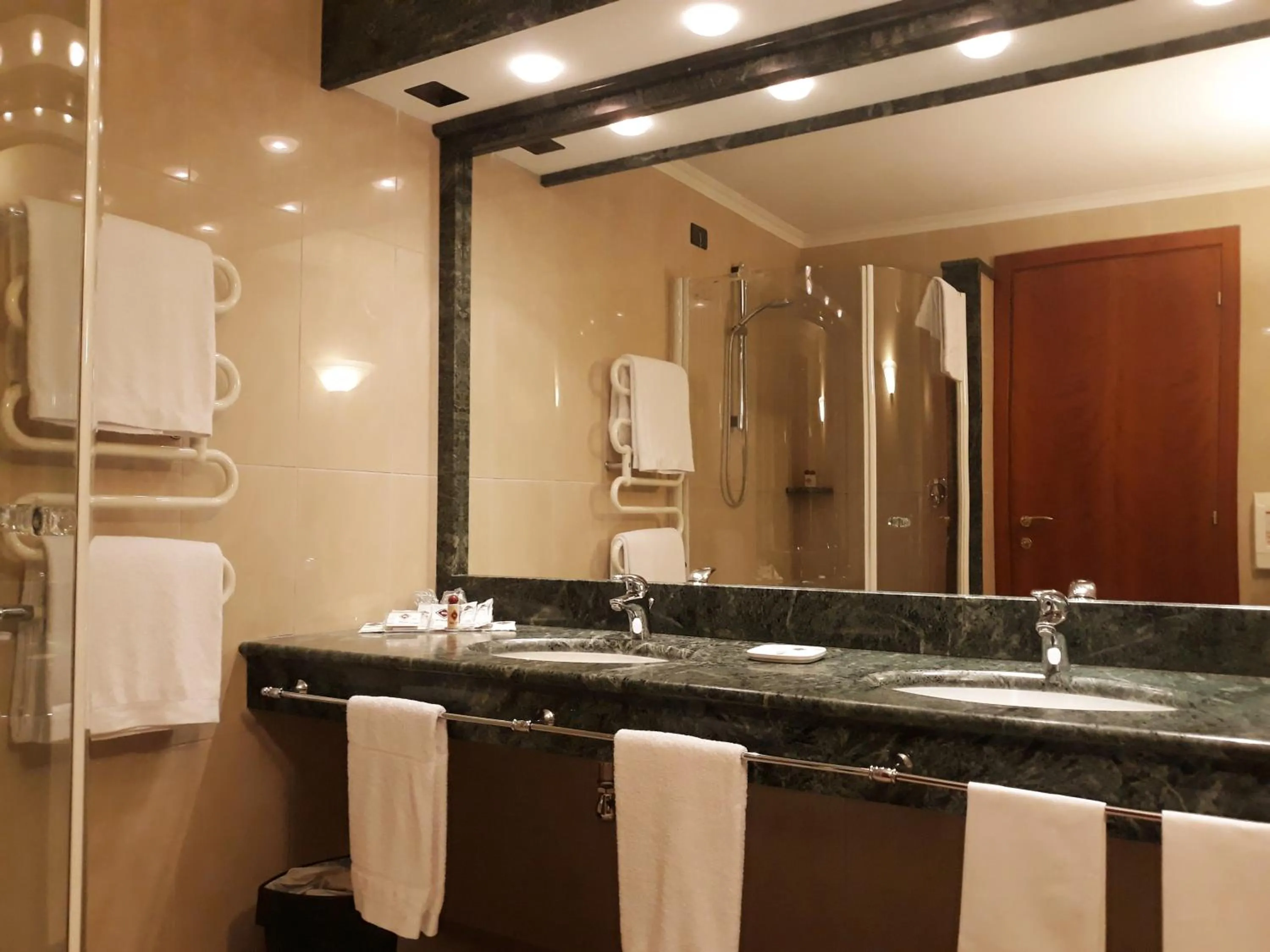 Bathroom in Hotel Motel Luna