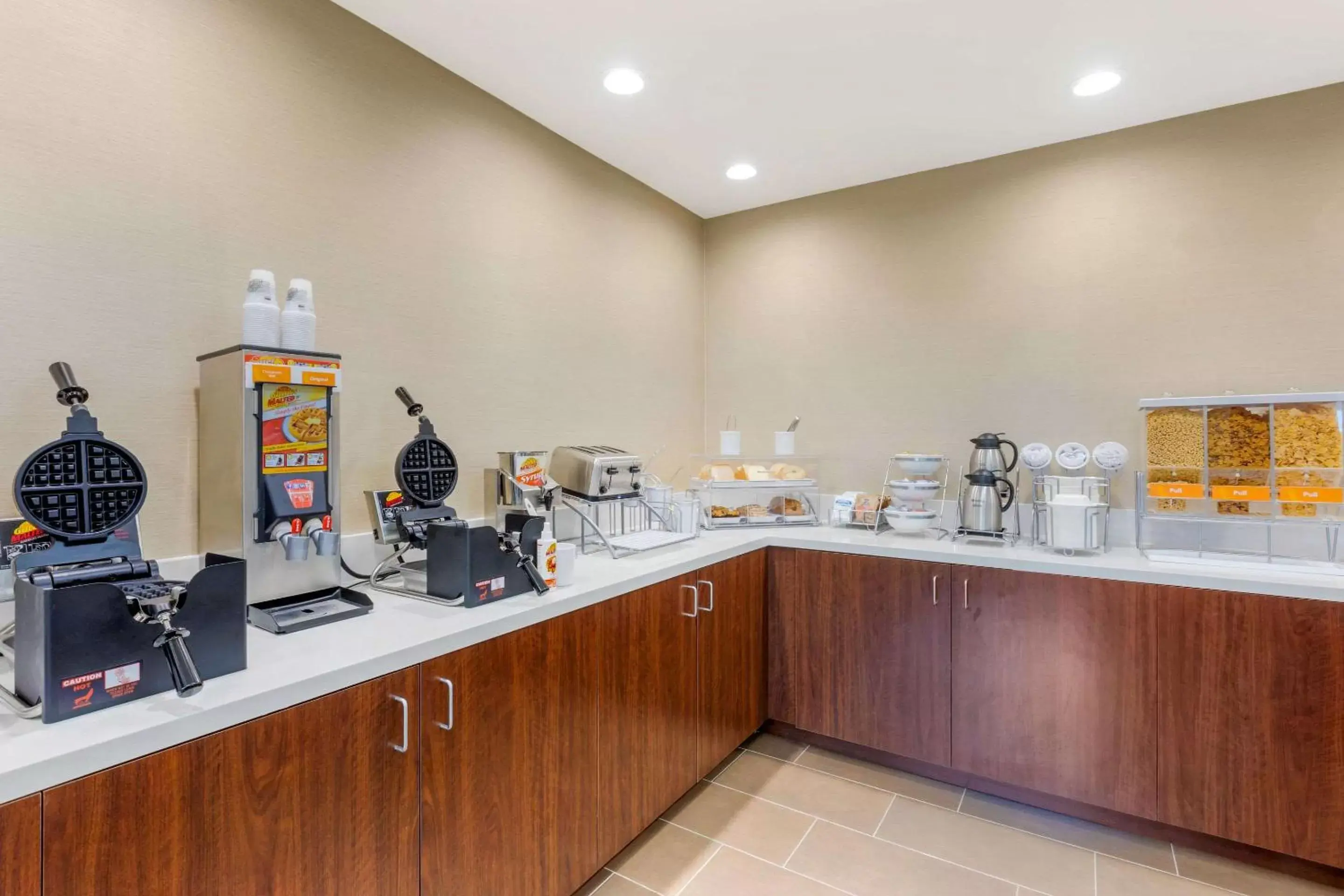 Restaurant/places to eat, Kitchen/Kitchenette in Comfort Inn & Suites Near Ontario Airport