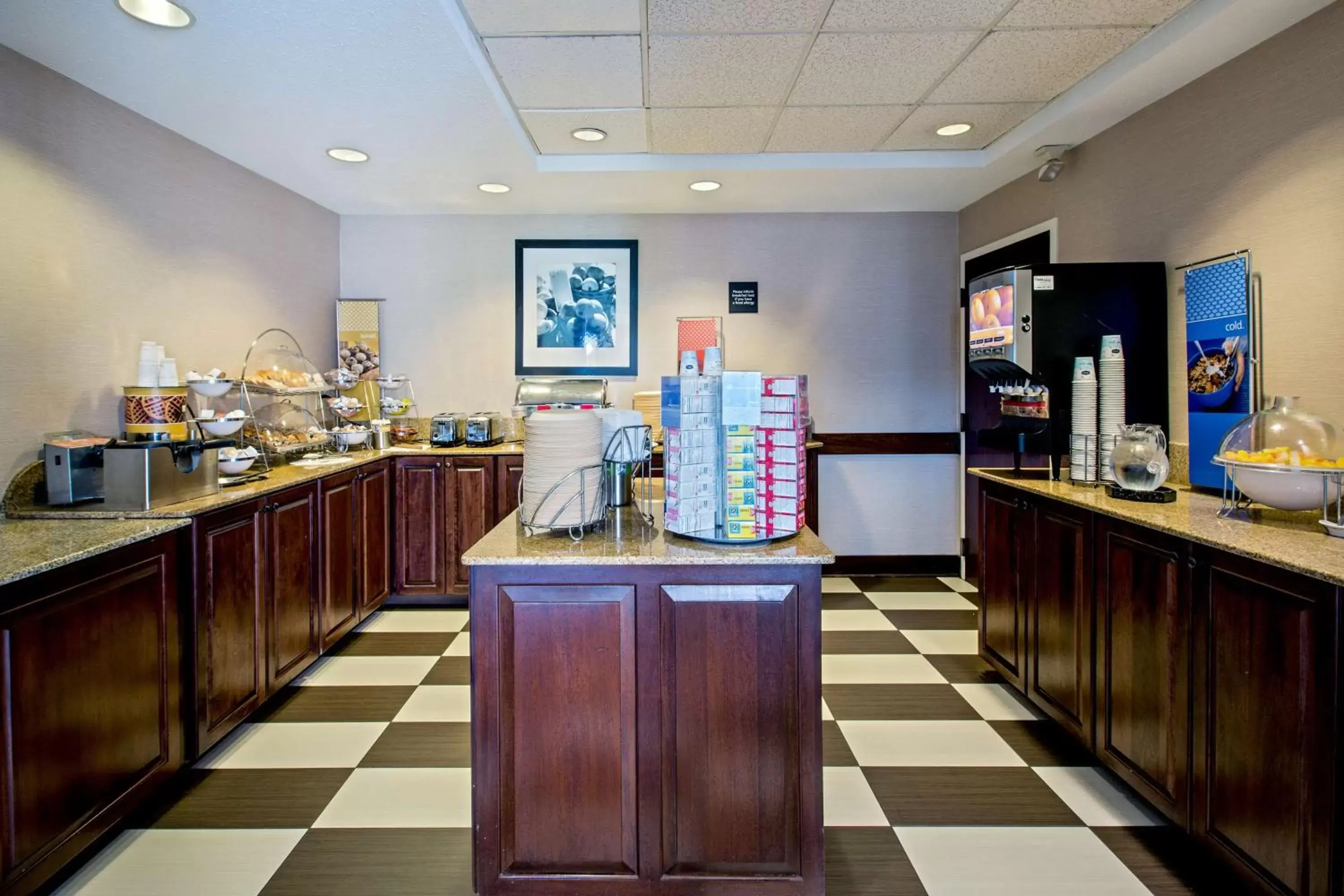 Dining area in Hampton Inn West Springfield