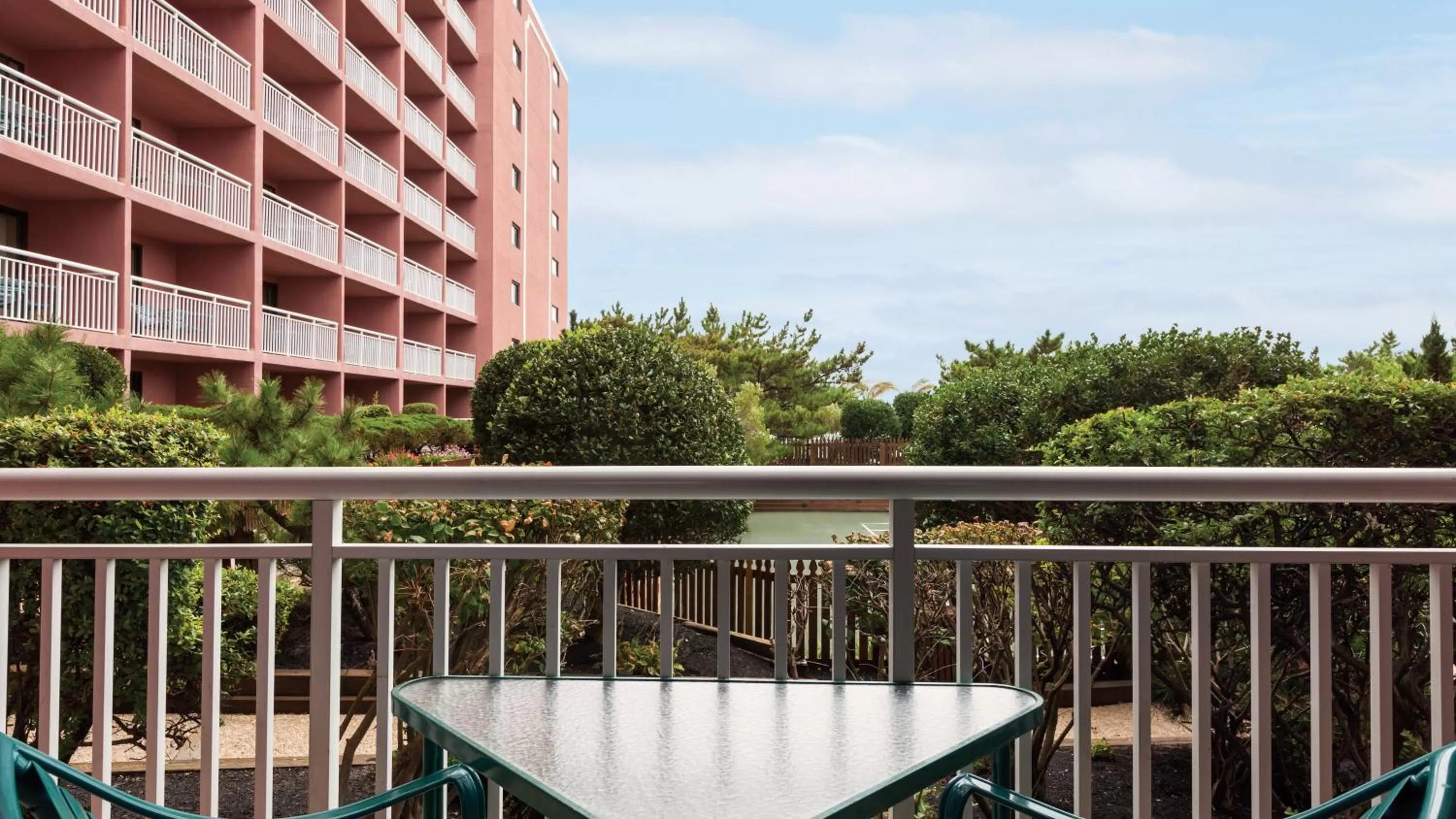 King Bed Hearing Accessible Roll in Shower with Garden View in Holiday Inn Ocean City by IHG